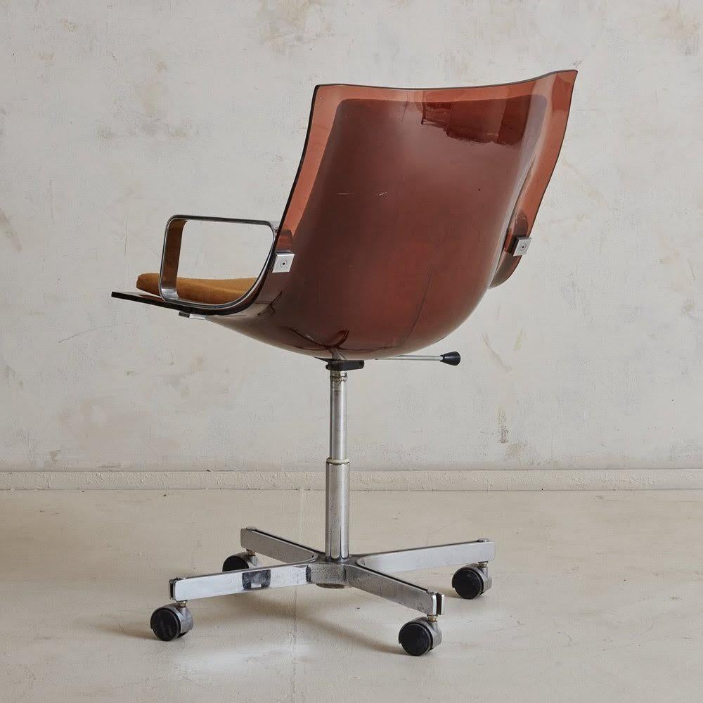 Chaise de bureau en plexiglas avec coussin en daim par Apelbaum, France, années 1960 en vente 11