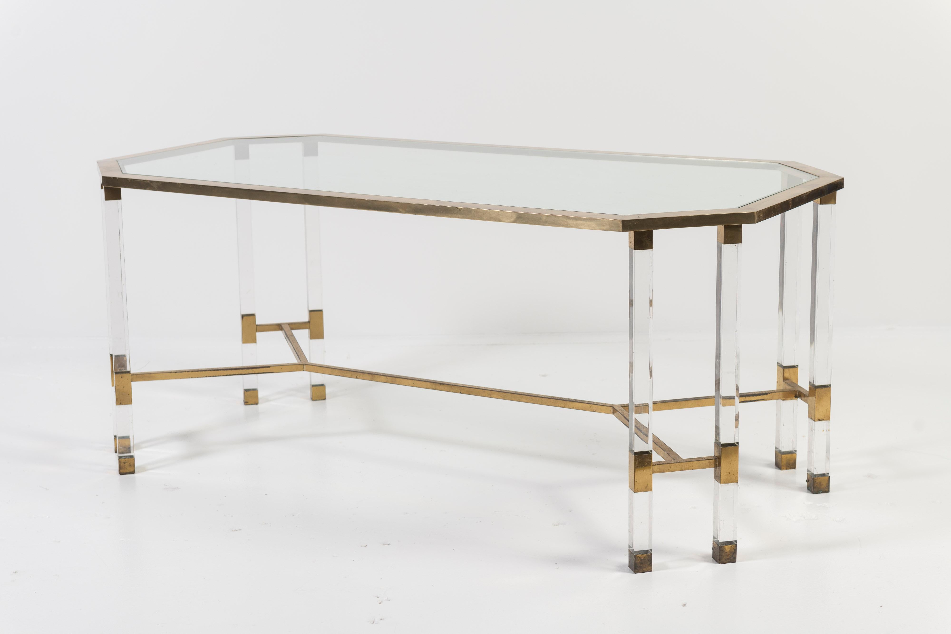 Nord-américain Table de salle à manger en plexiglas, verre et laiton dans le style de Charles Hollis Jones en vente