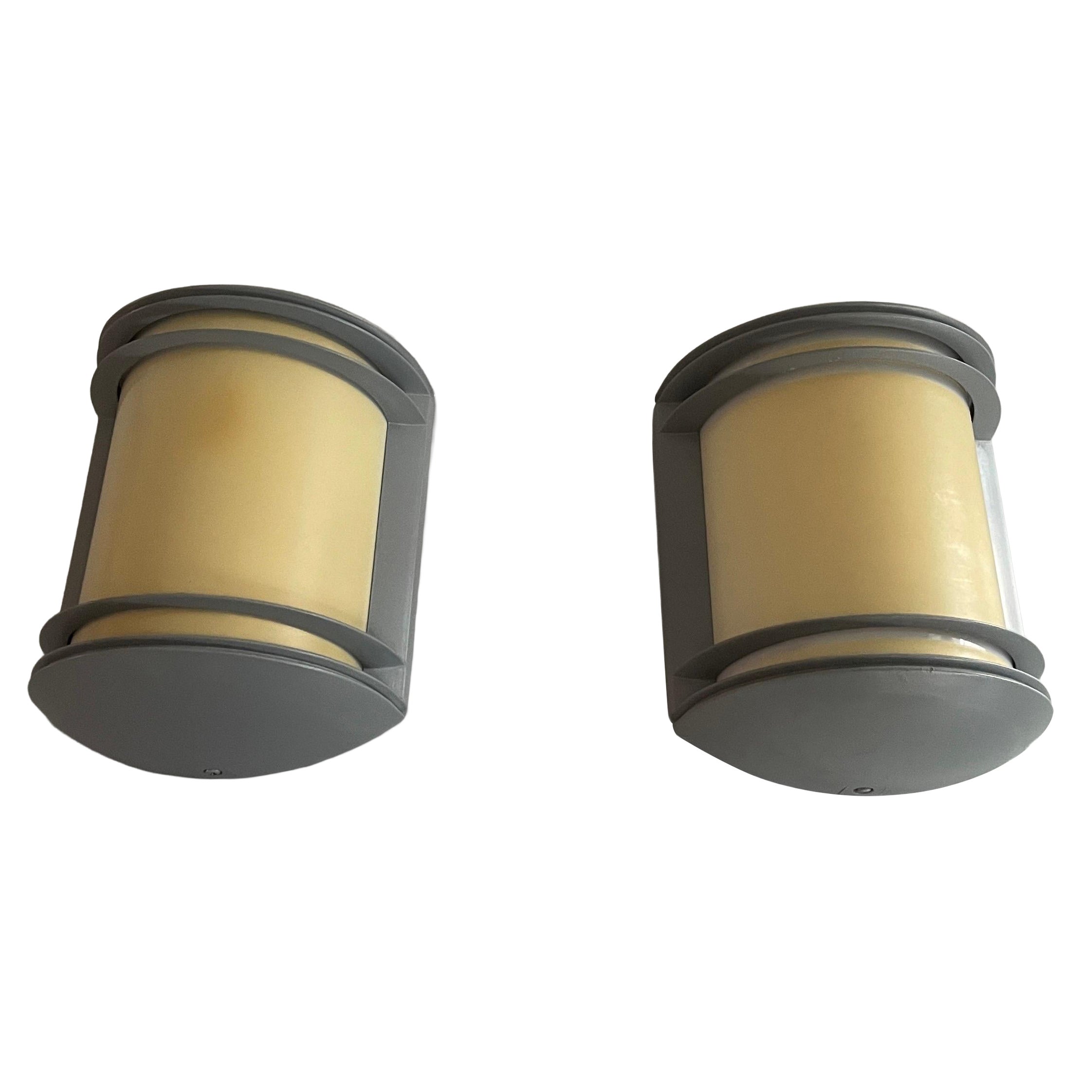 Paar Wandleuchten aus Plexiglas und grauem Metall von Massive, 1980er, Deutschland im Angebot