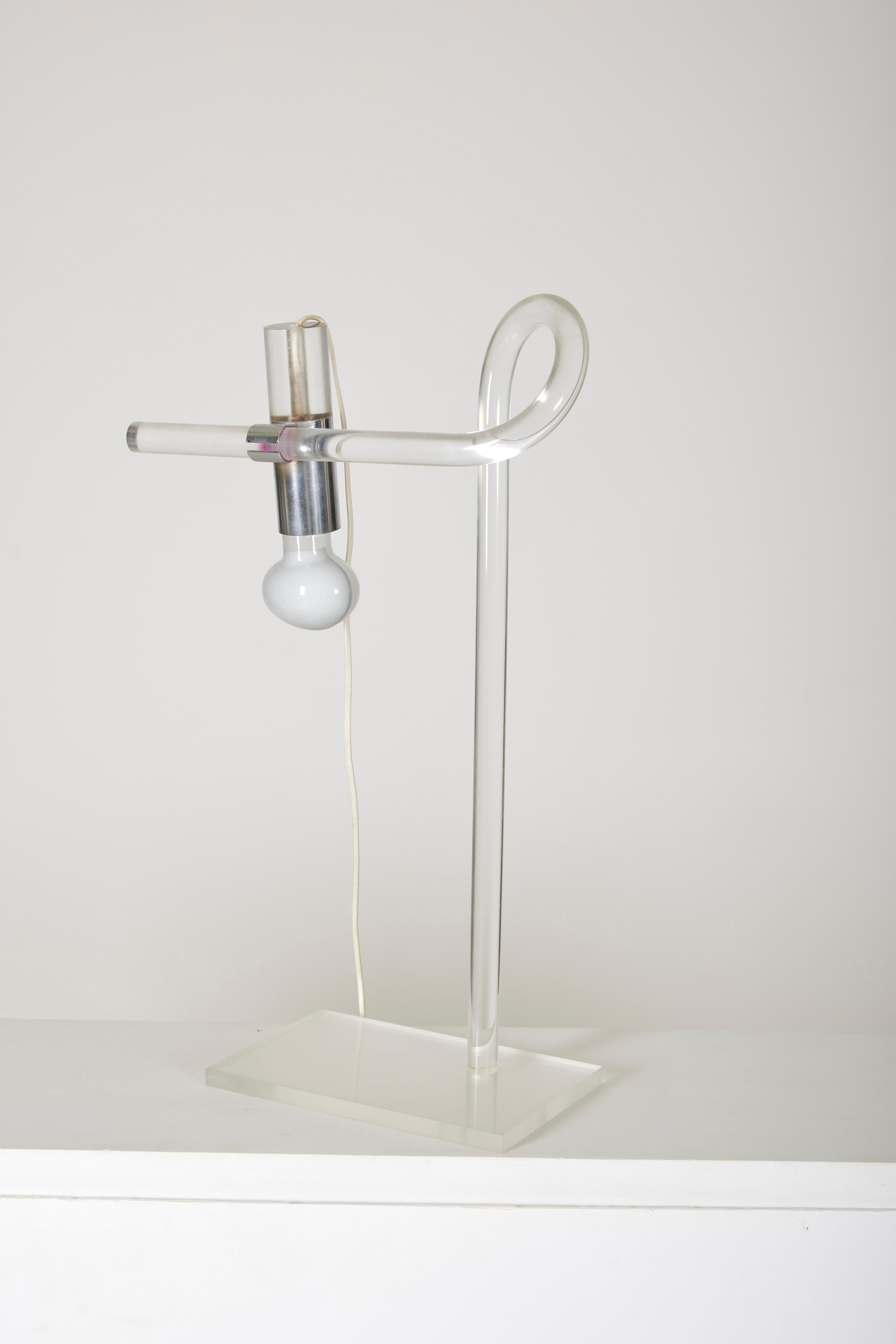 Plexiglass lamp by Peter Hamburger for Knoll In Good Condition For Sale In PARIS, FR