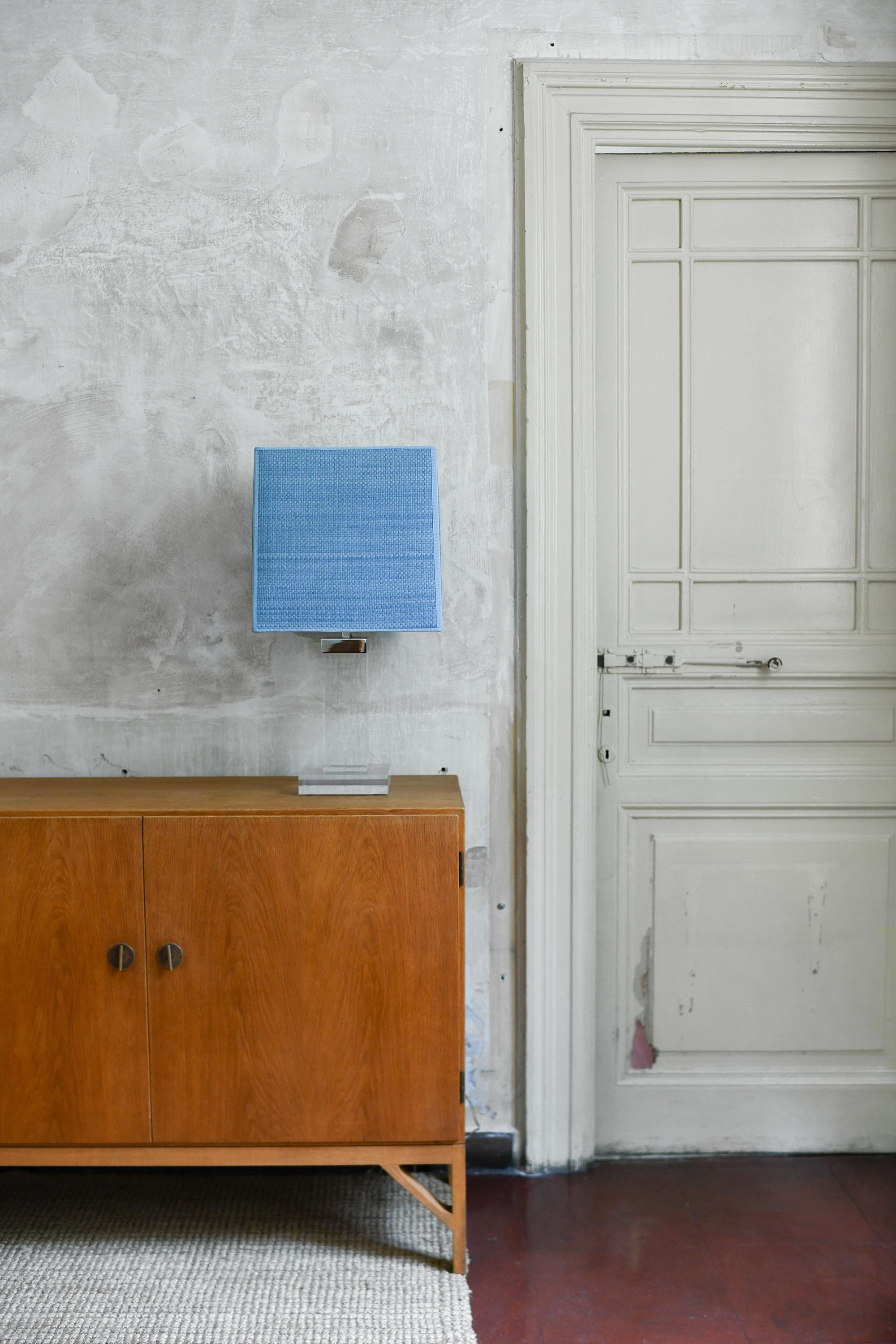 Lampe en plexiglas avec détails en métal chromé, 1970
Détails du produit
Abat-jour en paille avec bordure en coton inclus.
Dimensions : 36 L × 69 H x 36 D cm