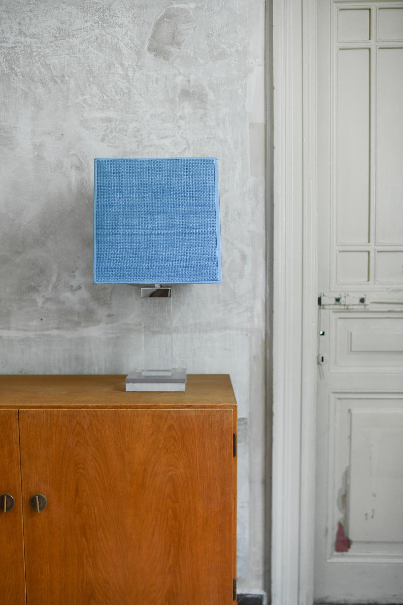 Lampe en plexiglas avec détails en métal chromé, 1970 Bon état - En vente à Roma, RM