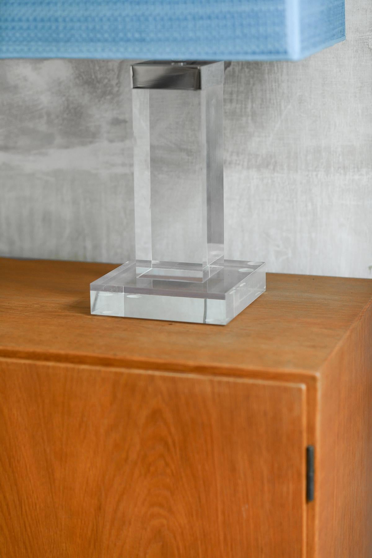 Lampe en plexiglas avec détails en métal chromé, 1970 en vente 1