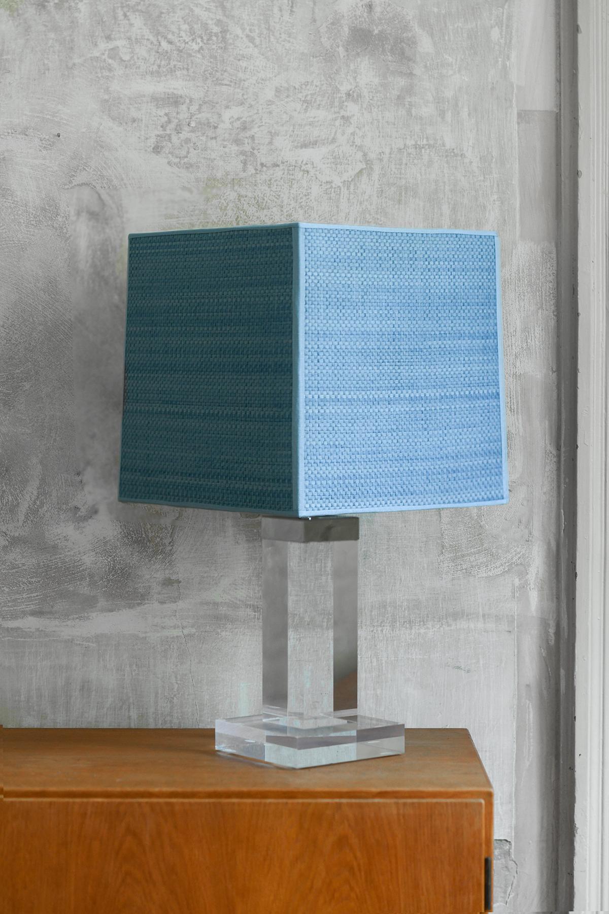 Lampe en plexiglas avec détails en métal chromé, 1970 en vente 3