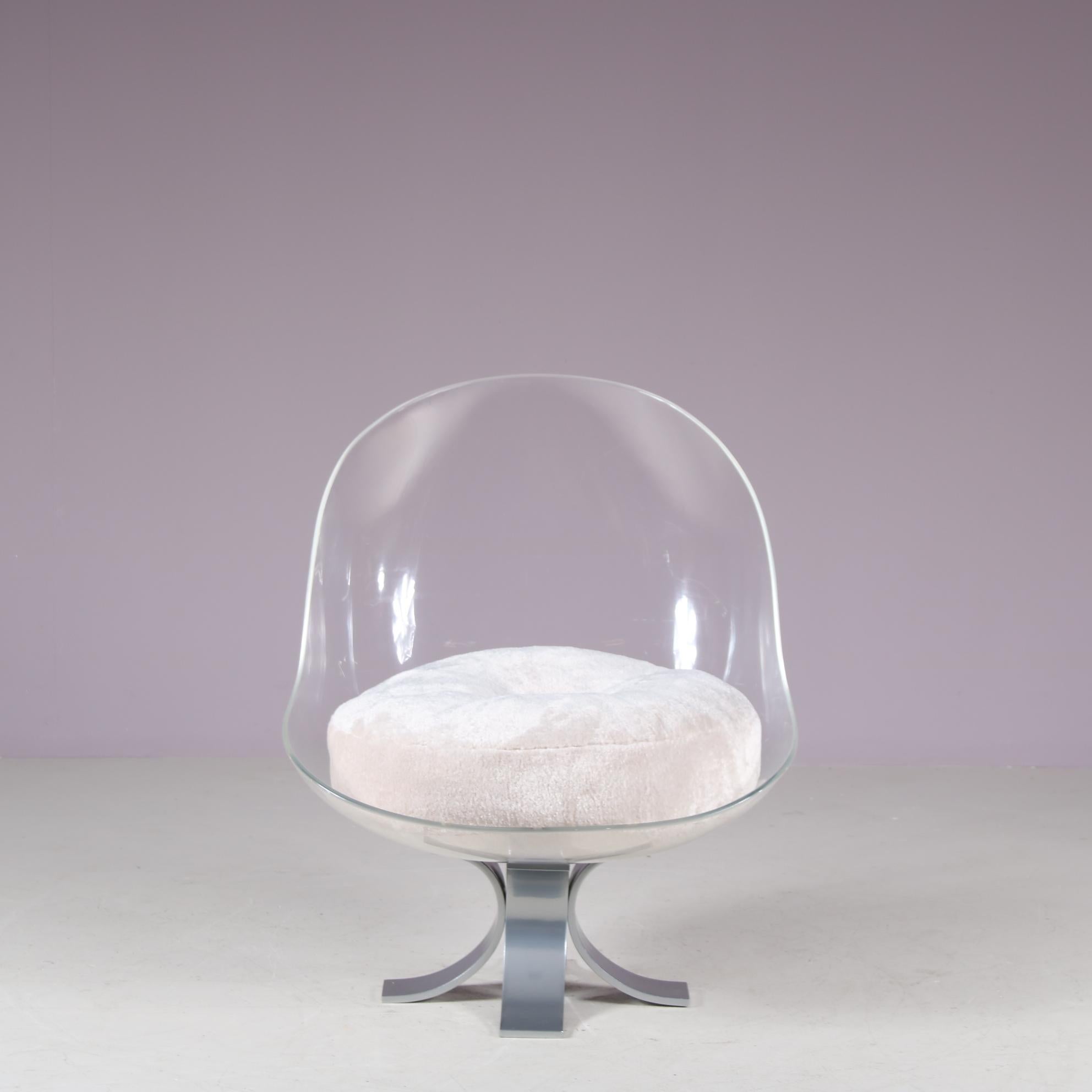 An eye-catching lounge chair manufactured by Michel Pigneres in France around 1970.

This highly recognizable piece is made of high quality clear plexiglass in a nice round shape. It has a thick, round fabric cushion that is soft to the touch and
