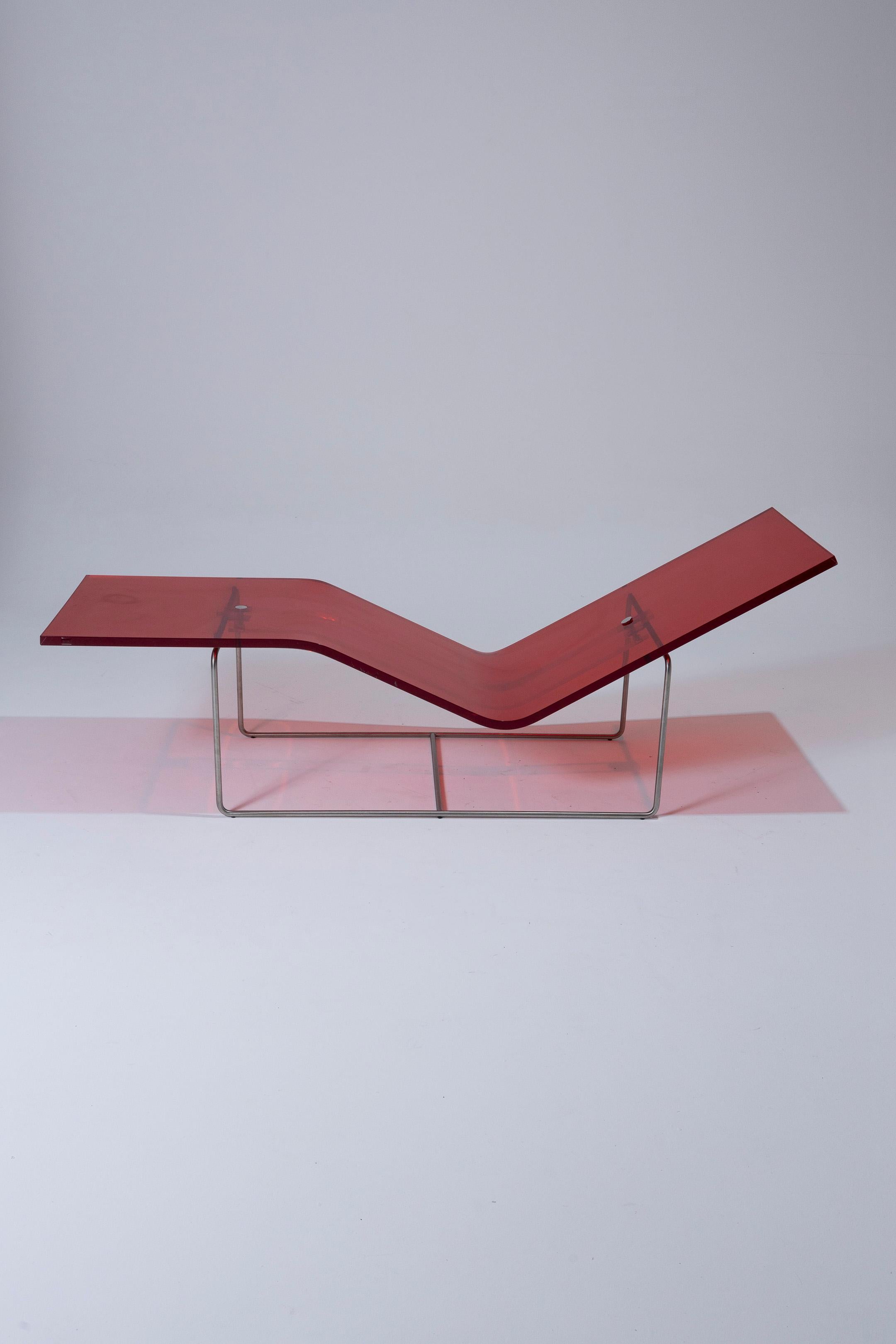 Sedia in plexiglass rosso di Jean-Marie Massaud per Dornbracht, negli anni Novanta. 
Con le sue linee pulite, questo modello è un notevole esempio di design minimalista dell'era moderna, dove forma e funzione si uniscono in armonia. La sedia è