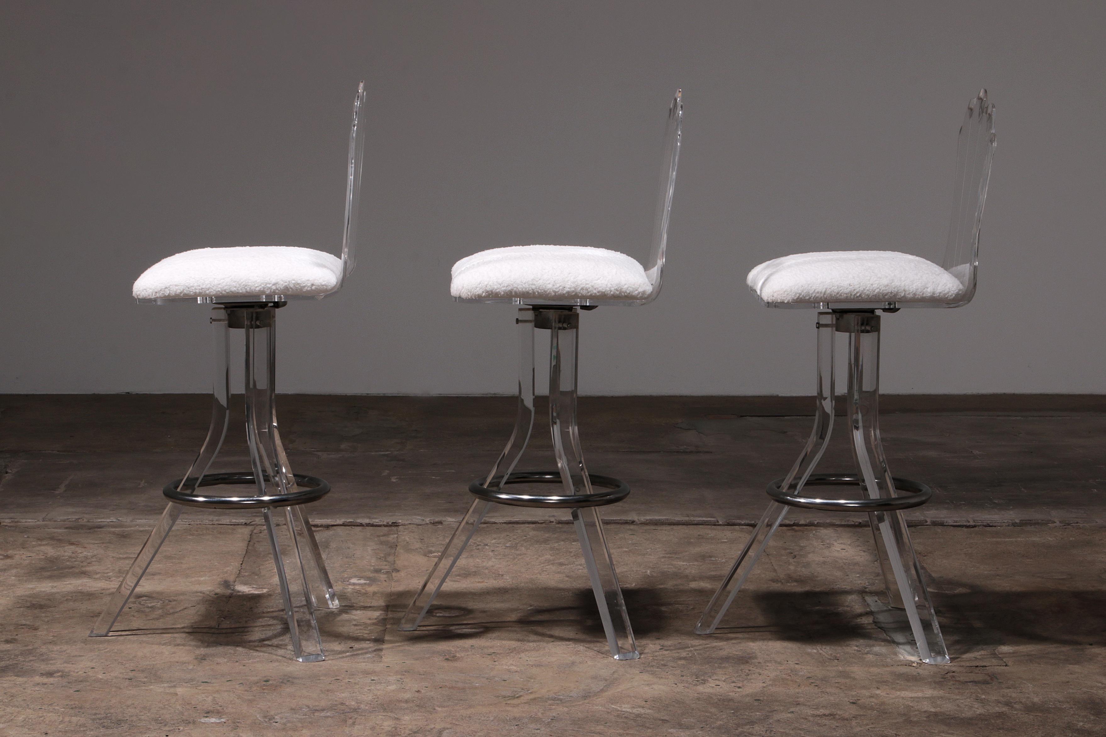 Plexiglass lucite bar stools and chrome swivel bar chairs, Hill Manufacturers In Good Condition For Sale In Oostrum-Venray, NL