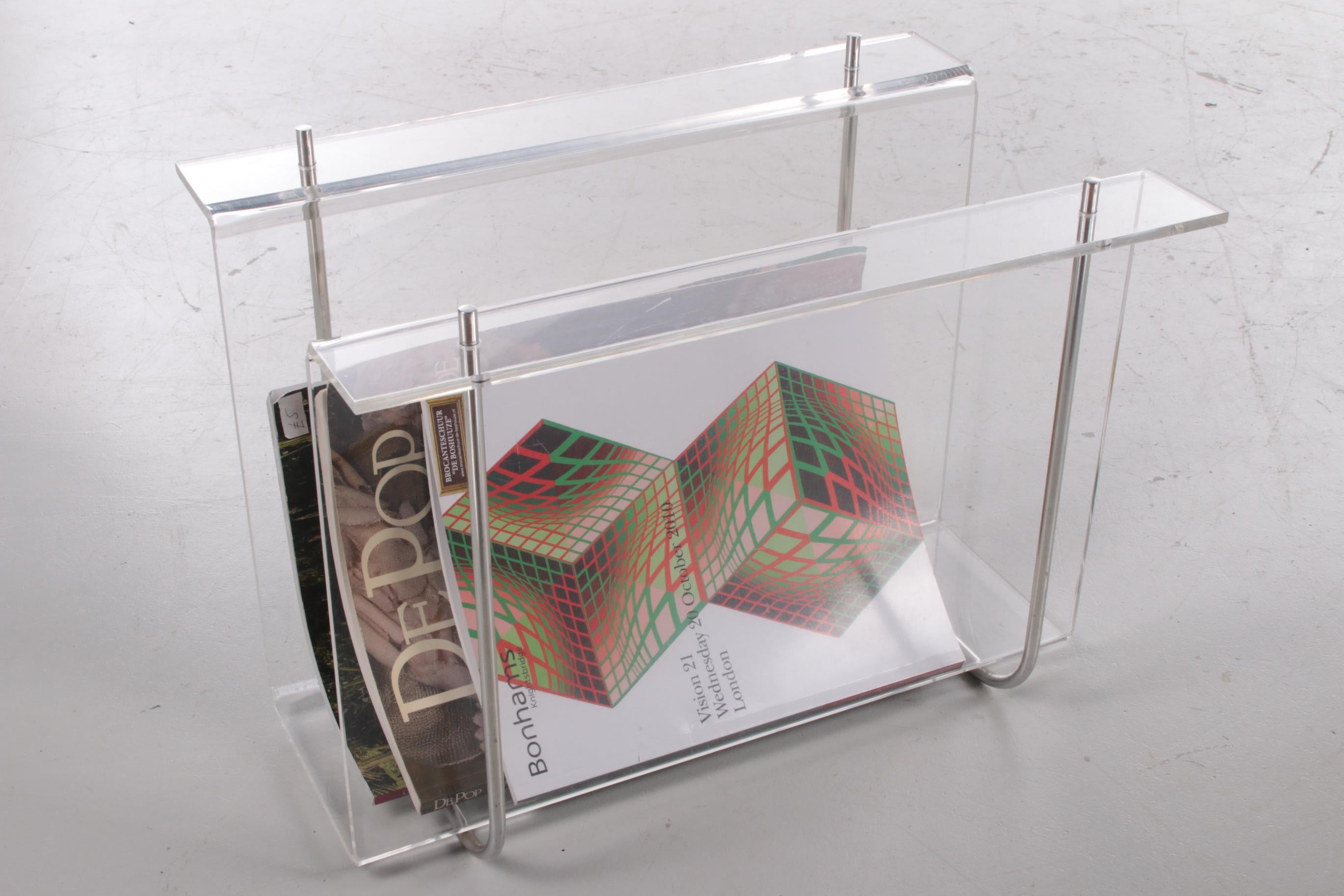 Plexiglass magazine rack with metal accents, 1970


This is a Plexiglas storage rack that fits into different interior styles.

With modern, vintage or Hollywood Regency style.

Cleaning up is neat as they say.