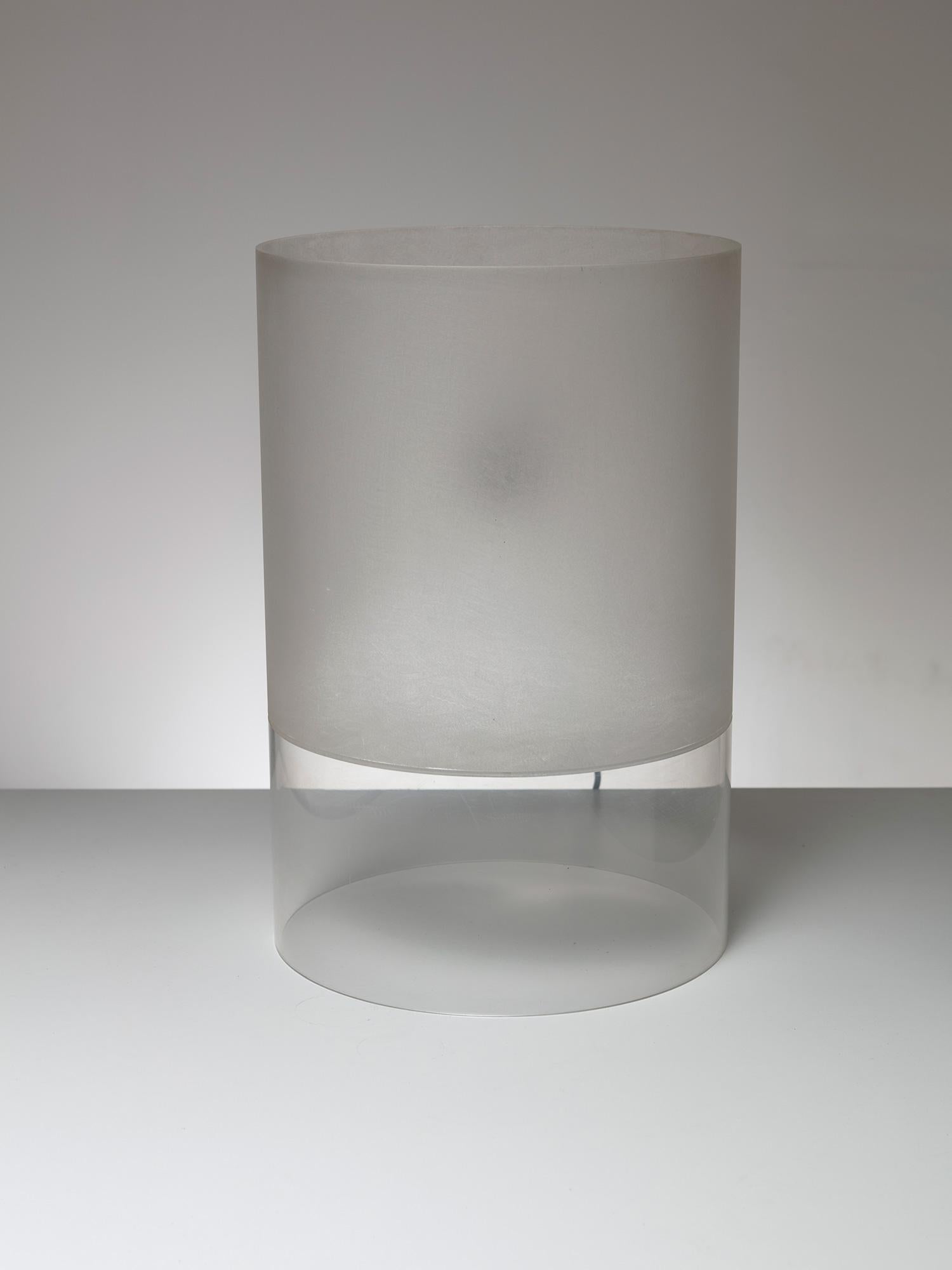 One-off Fatua table lamp by Guido Rosati
Totally composed by plexiglass cylinder with sandy part to enhance diffusion of the hidden light source.
This piece was presented by Rosati to Fontana Arte director to explain his new project, lately came