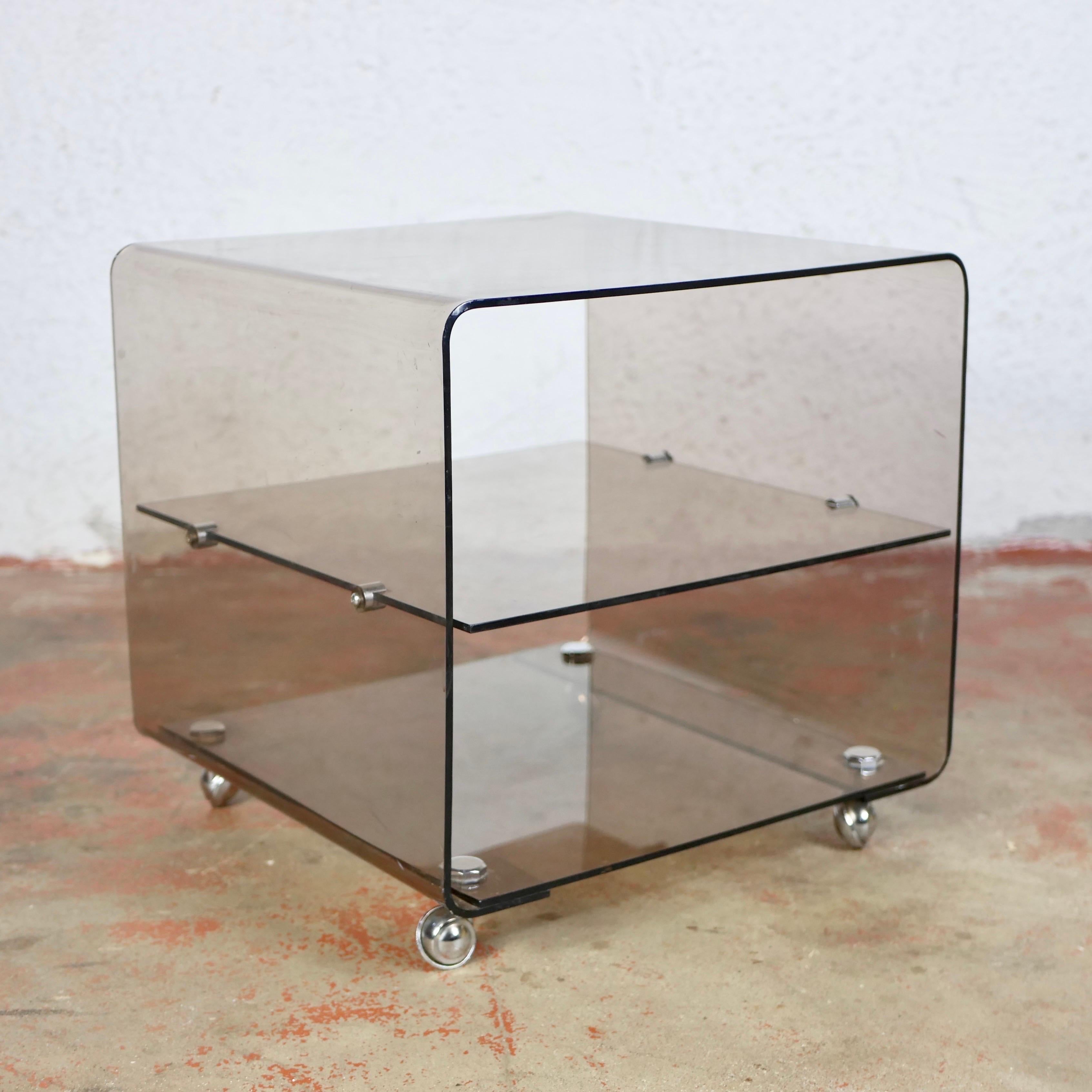 Cute plexiglass beside table or side table on wheels, made in the 1970s by Michel Dumas for Roche Bobois.
Overall good condition, light scratches, see photos.
Dimensions : H39,5 D39,5 W40