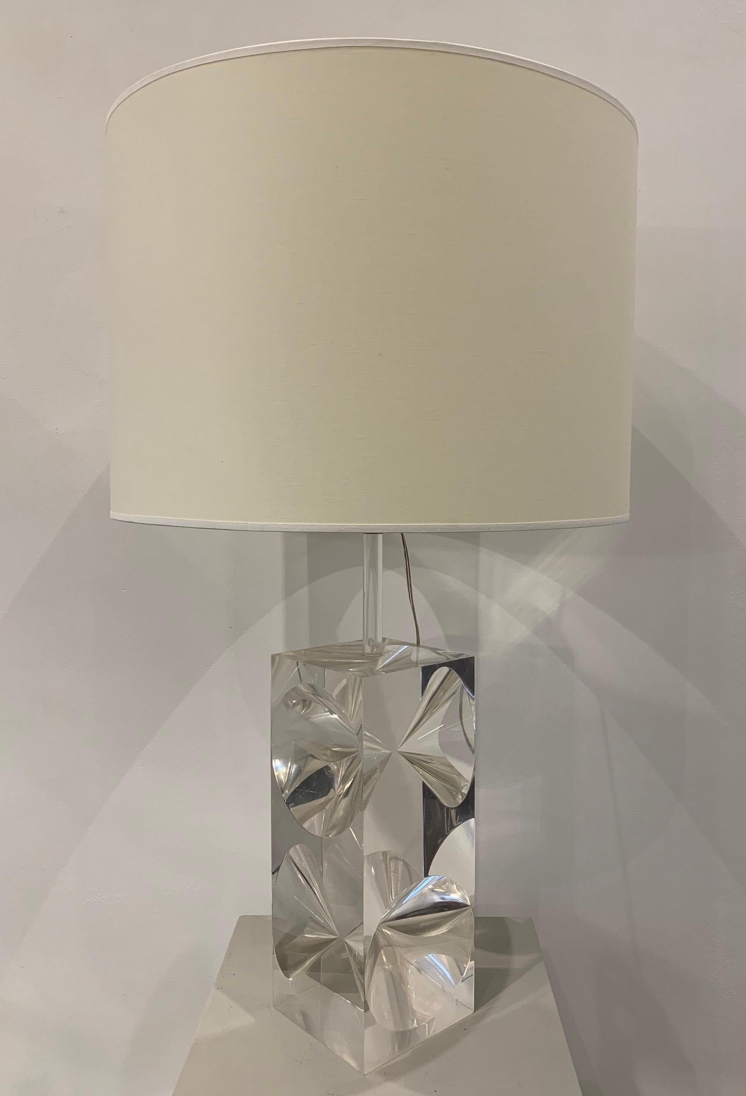 The lamp was created in the 1960s. It is made of plexiglass, seeking to achieve an elegant diabolo type optical effect. Designers like Atelier A could be behind this type of creation as they worked with plexiglass and use to create beautiful designs.