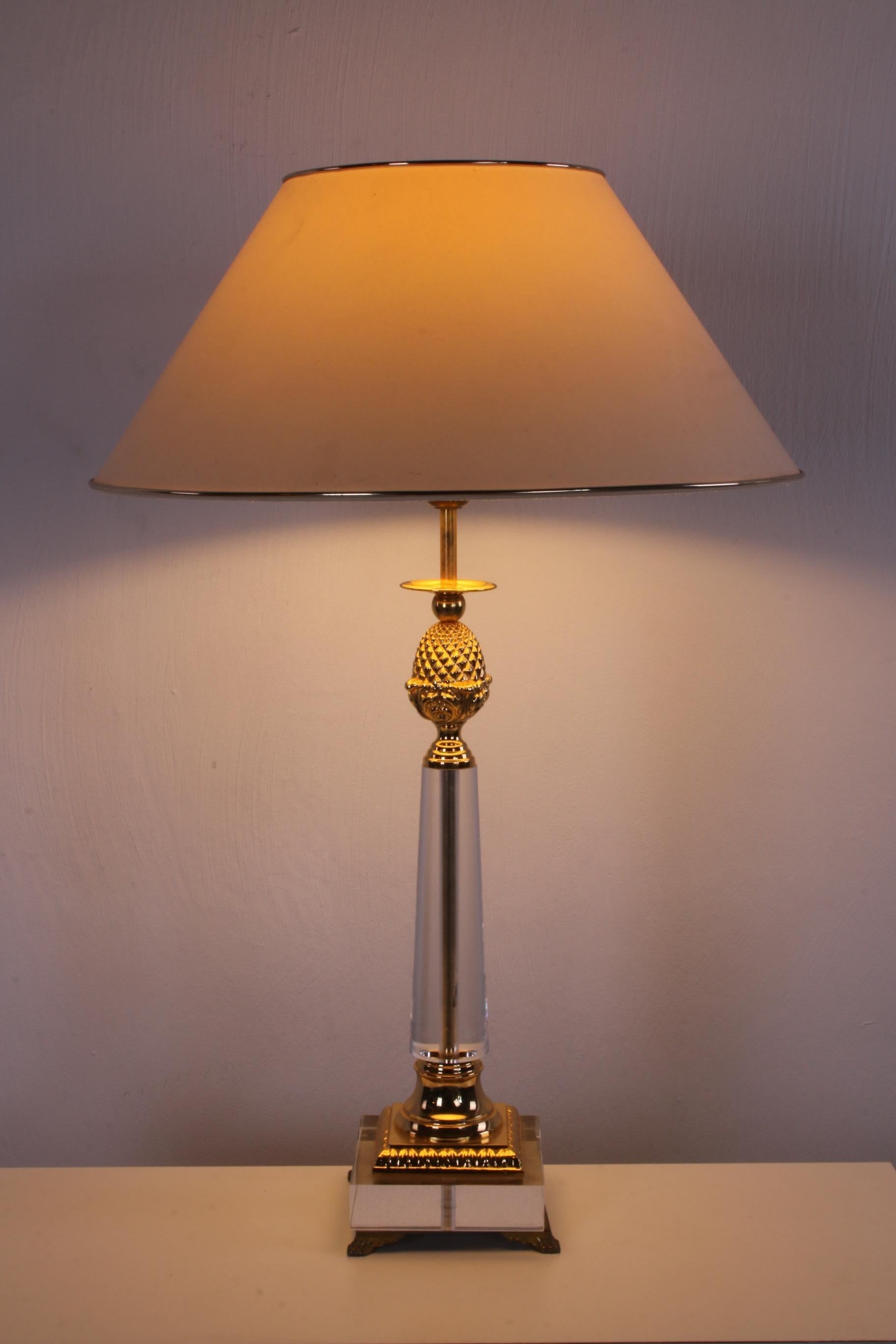 Plexiglass table lamp with golden elements Hollywood Regency style


This is a table lamp with the Hollywood Regency style, there is also a pineapple in between and the base is made of plexiglass. A beautiful specimen with hood, the cabling is
