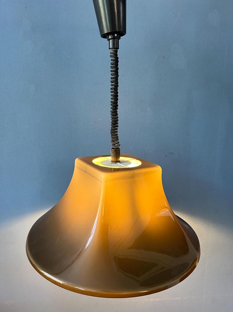Incredibile lampada a sospensione con cappello da strega in vetro acrilico di Willem Hagoort. Il design si distingue per la combinazione giocosa di forme rotonde e rettangolari. Il paralume in plexiglass ha un colore beige-mocca ed è realizzato in