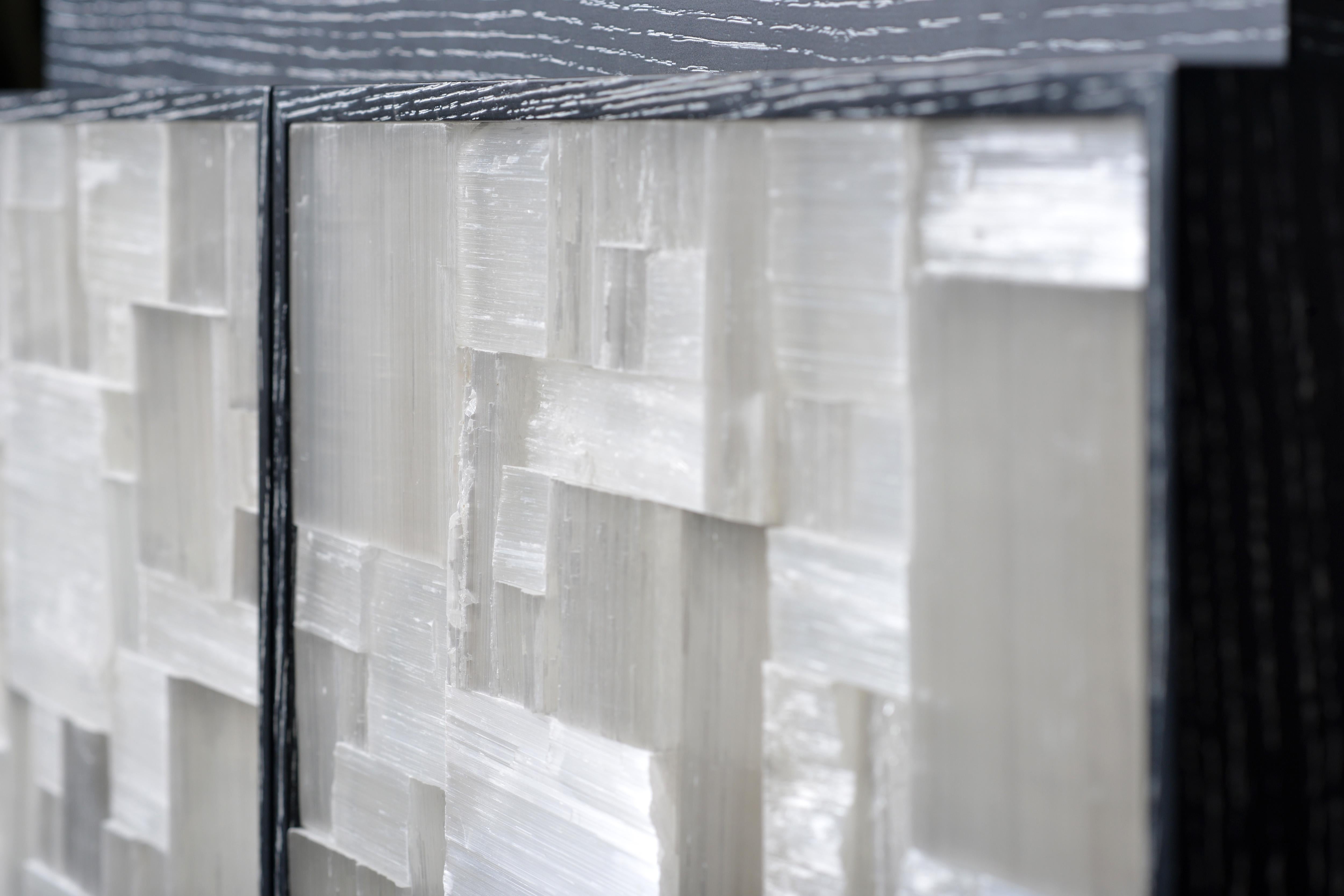 Plexus-Schrank, gekälkte Eiche mit Selenit-Intarsien im Zustand „Neu“ im Angebot in London, GB