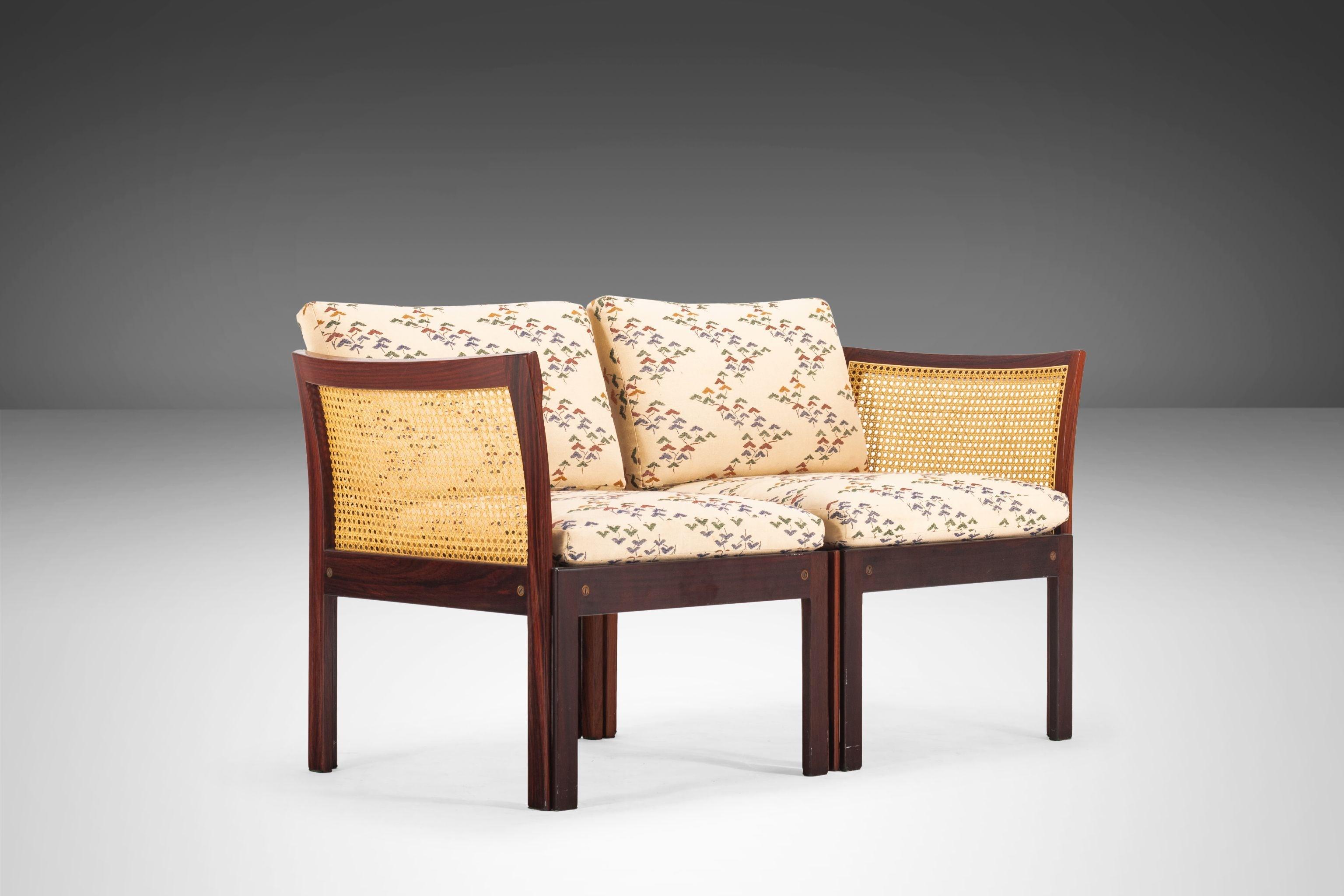Cet ensemble de fauteuils faciles d'Illum Design/One fait partie de la collection de design du milieu du siècle. Les accoudoirs en bois de rose, qui s'incurvent légèrement vers l'extérieur, ainsi que le dossier, constituent la caractéristique la