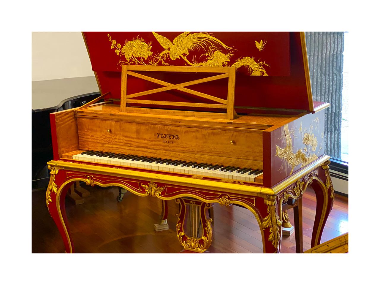 Fait main Chinoiserie Pleyel de style Louis XV avec laque chinoise rouge et dorure à l'eau 24 carats en vente
