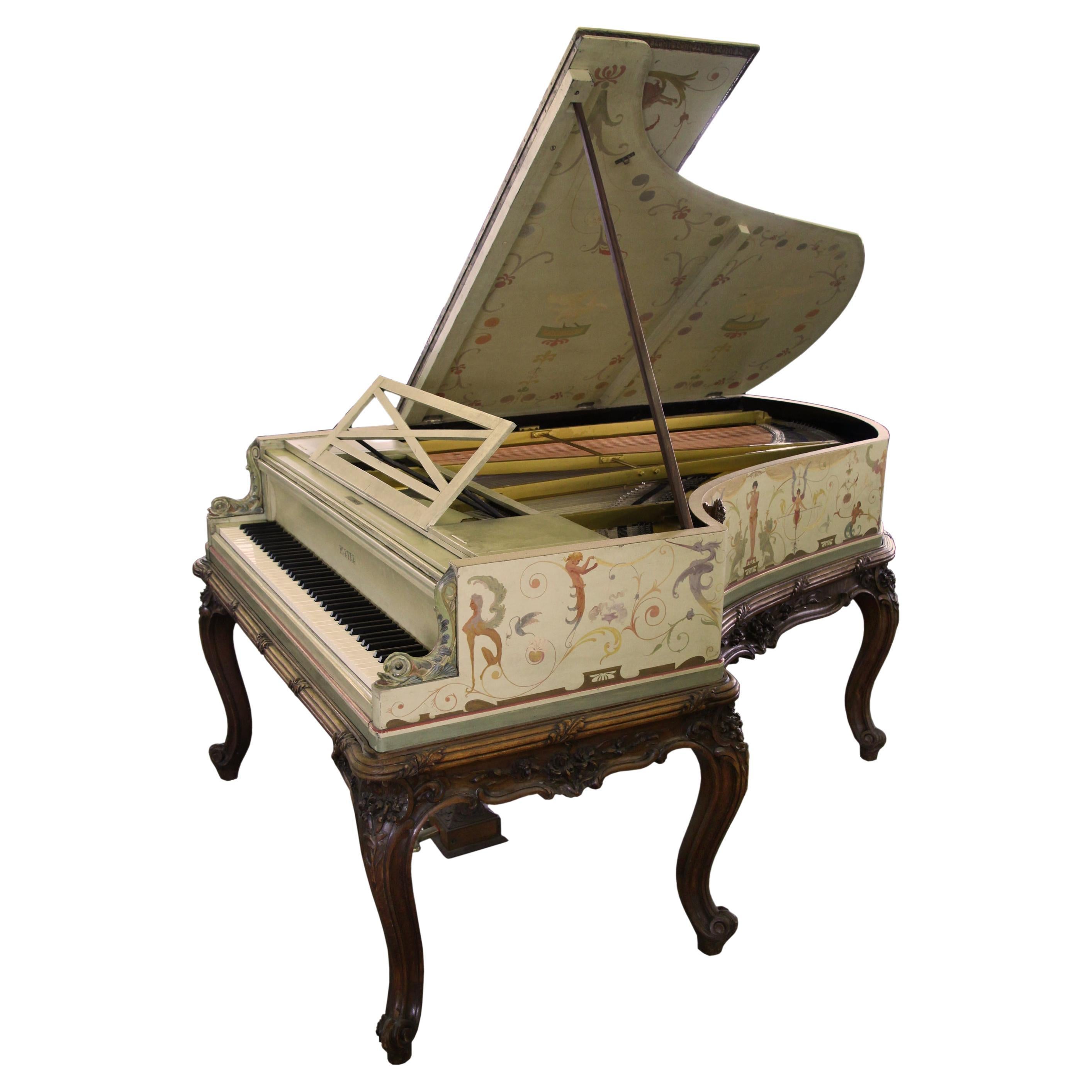 Großes Klavier, handbemaltes Cabriole-Bein im Berainesque-Stil, signiert G. Meunier
