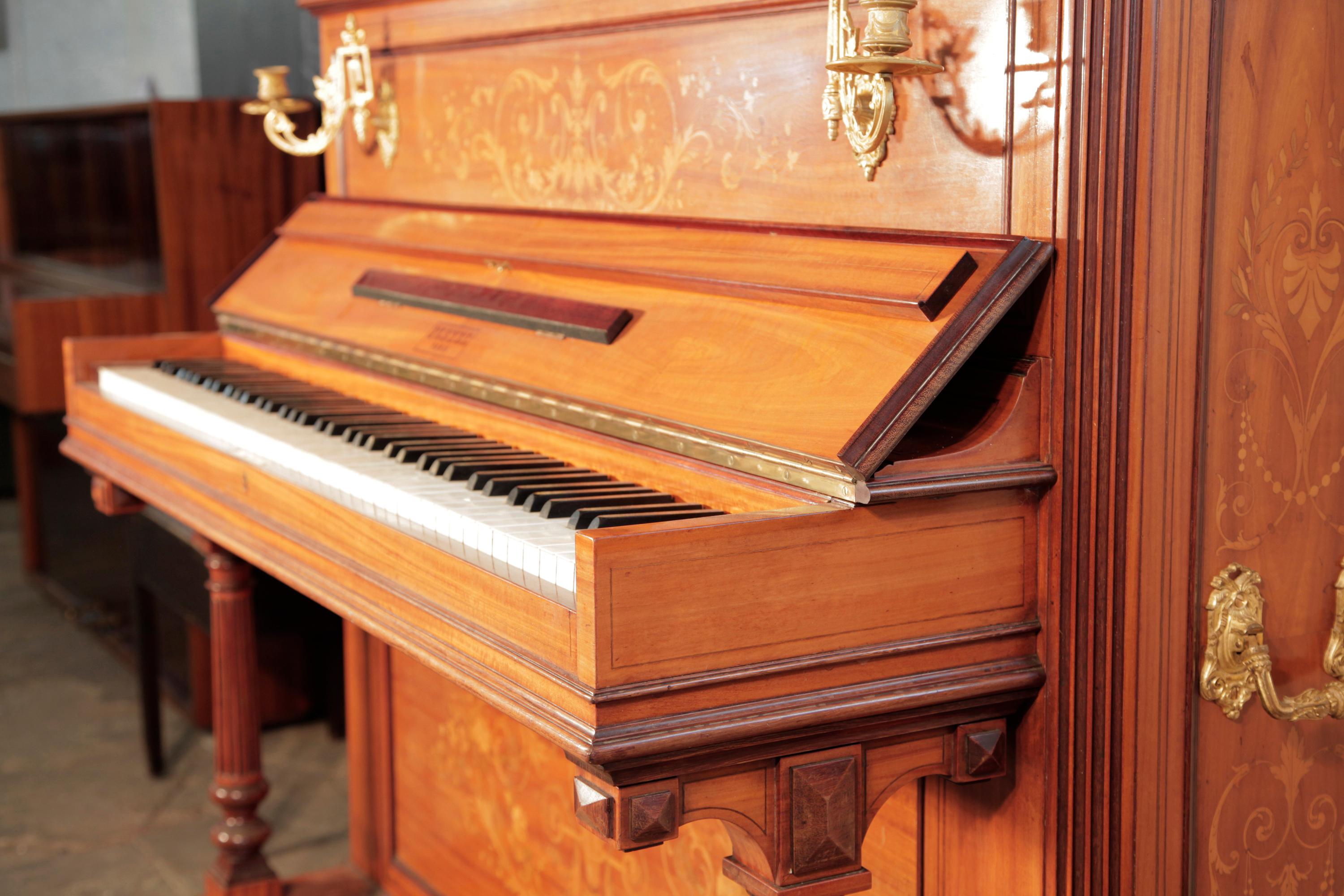 Fin du XIXe siècle Tapis de piano droit pliéel incrusté de bois de satin incrusté néoclassique cannelés et colonnes en vente