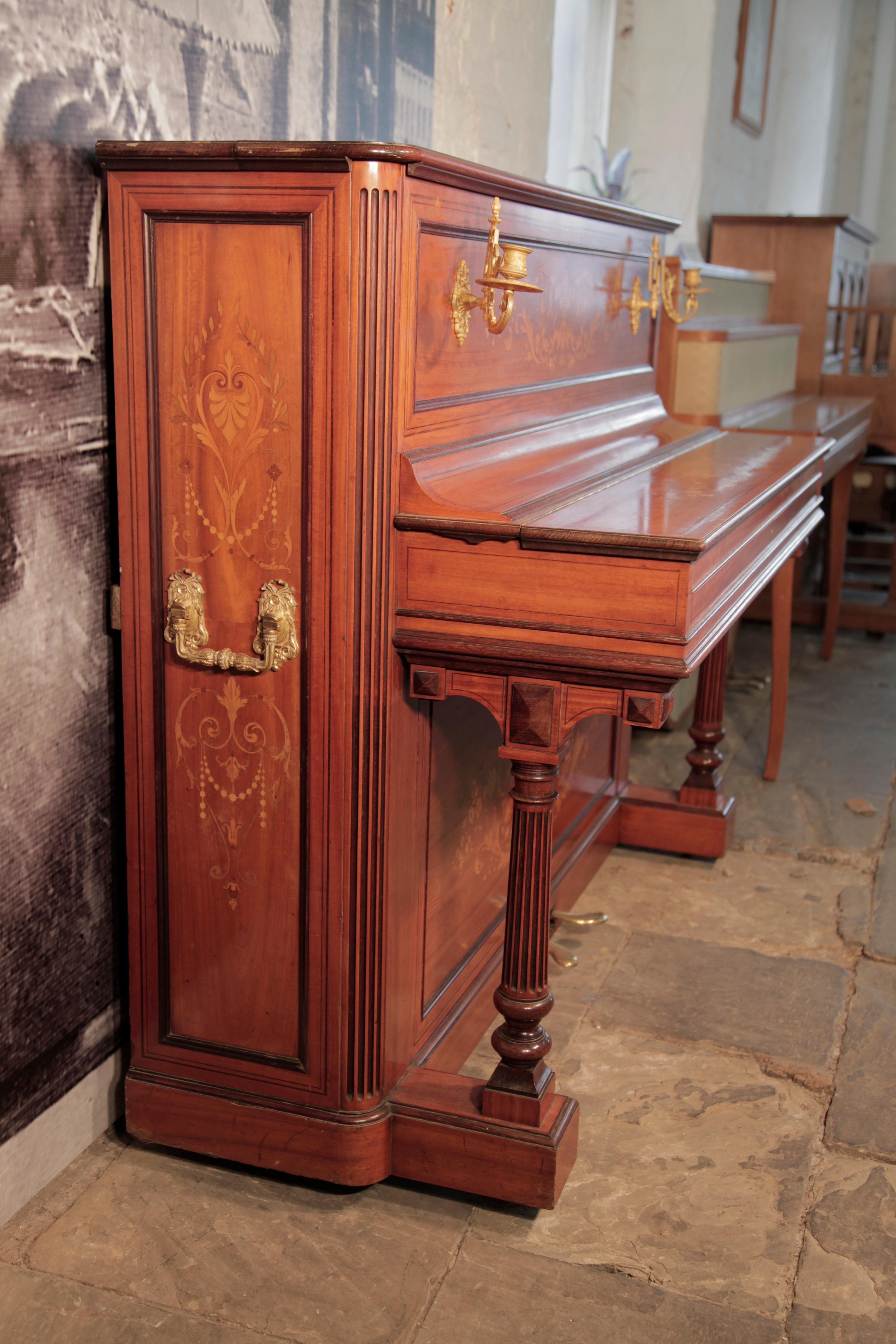 Legno di alberi da frutto Pianoforte verticale Pleyel in legno satinato con intarsi neoclassici e gambe scanalate e colonnari in vendita