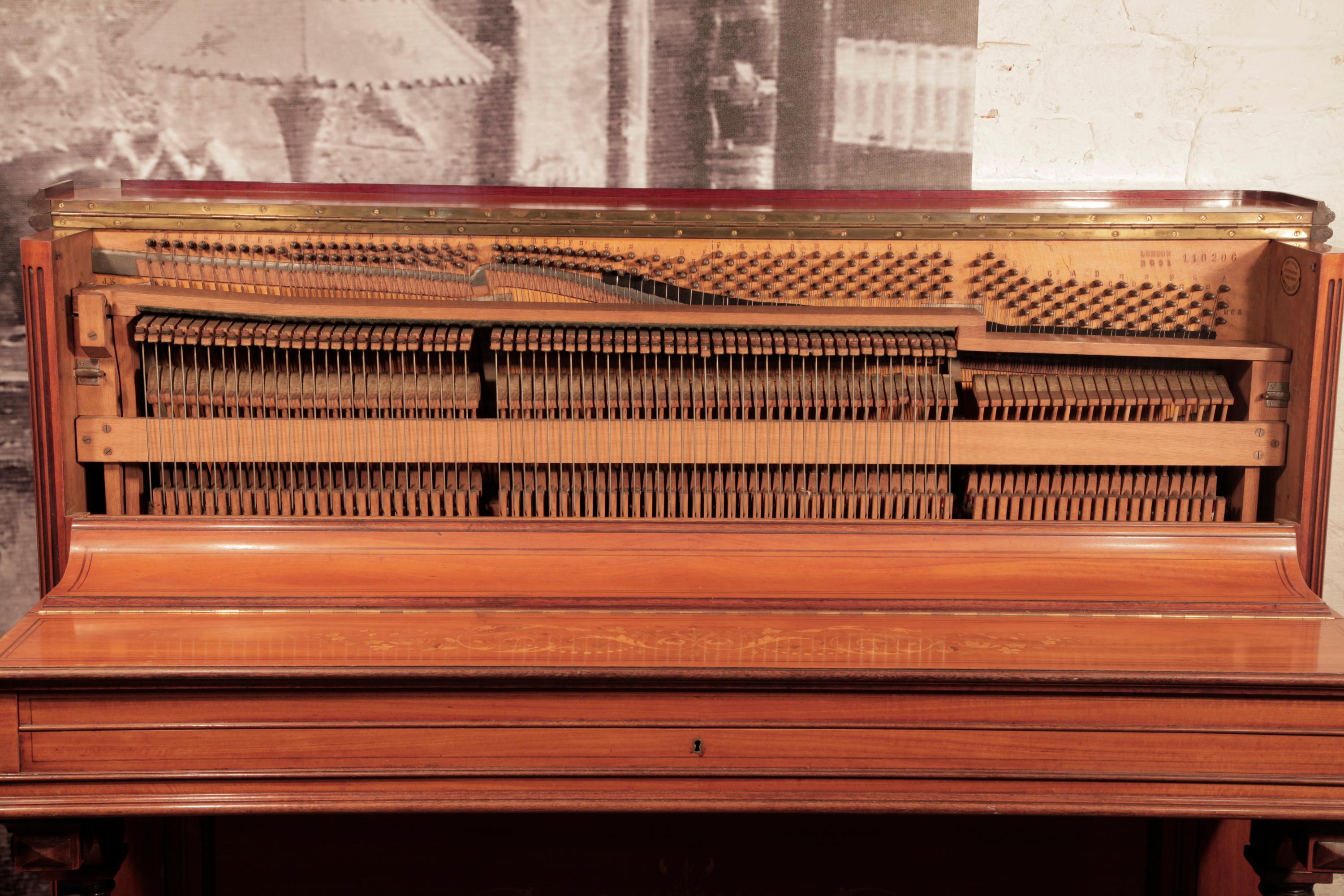 Tapis de piano droit pliéel incrusté de bois de satin incrusté néoclassique cannelés et colonnes en vente 3