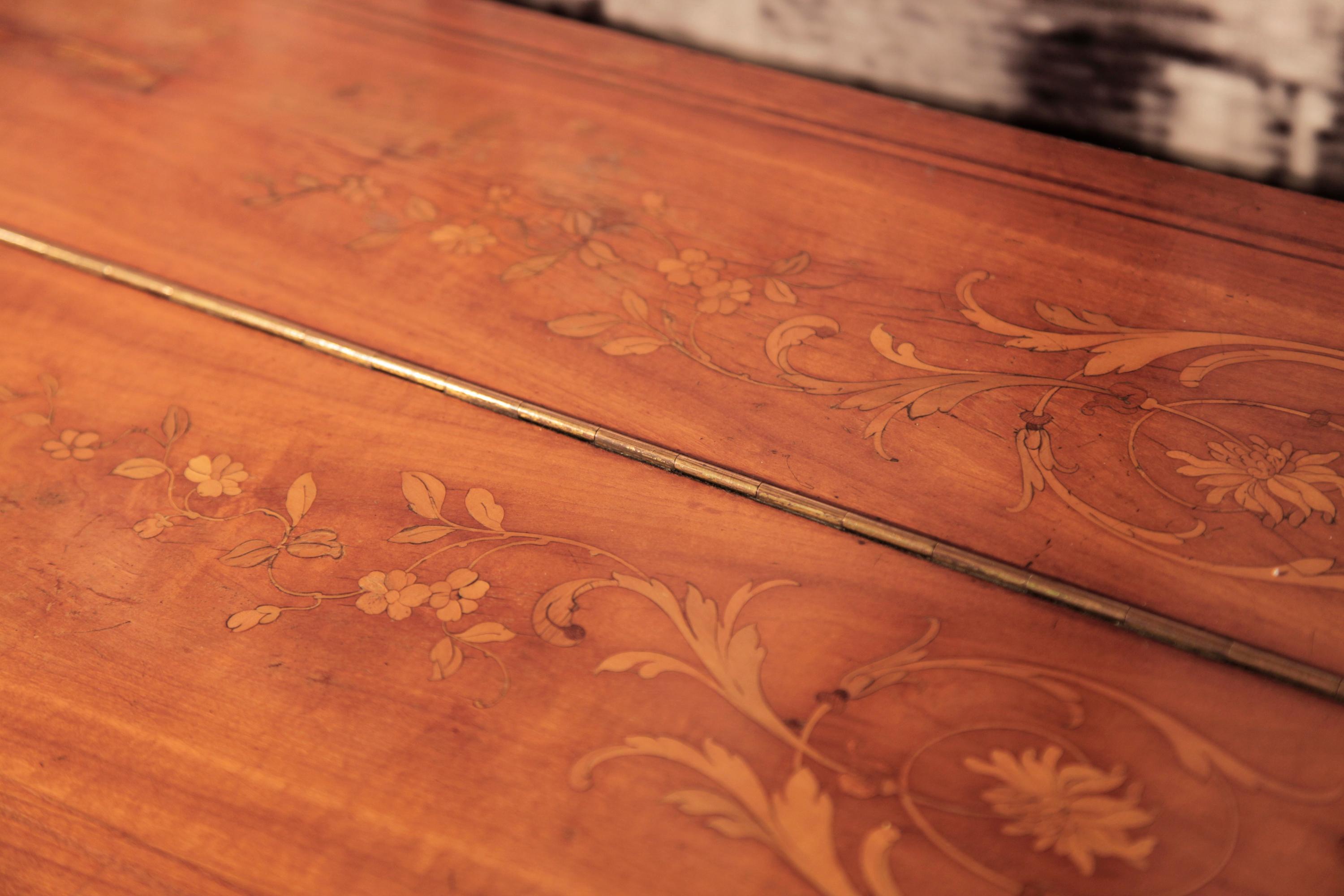 Tapis de piano droit pliéel incrusté de bois de satin incrusté néoclassique cannelés et colonnes État moyen - En vente à Leeds, GB