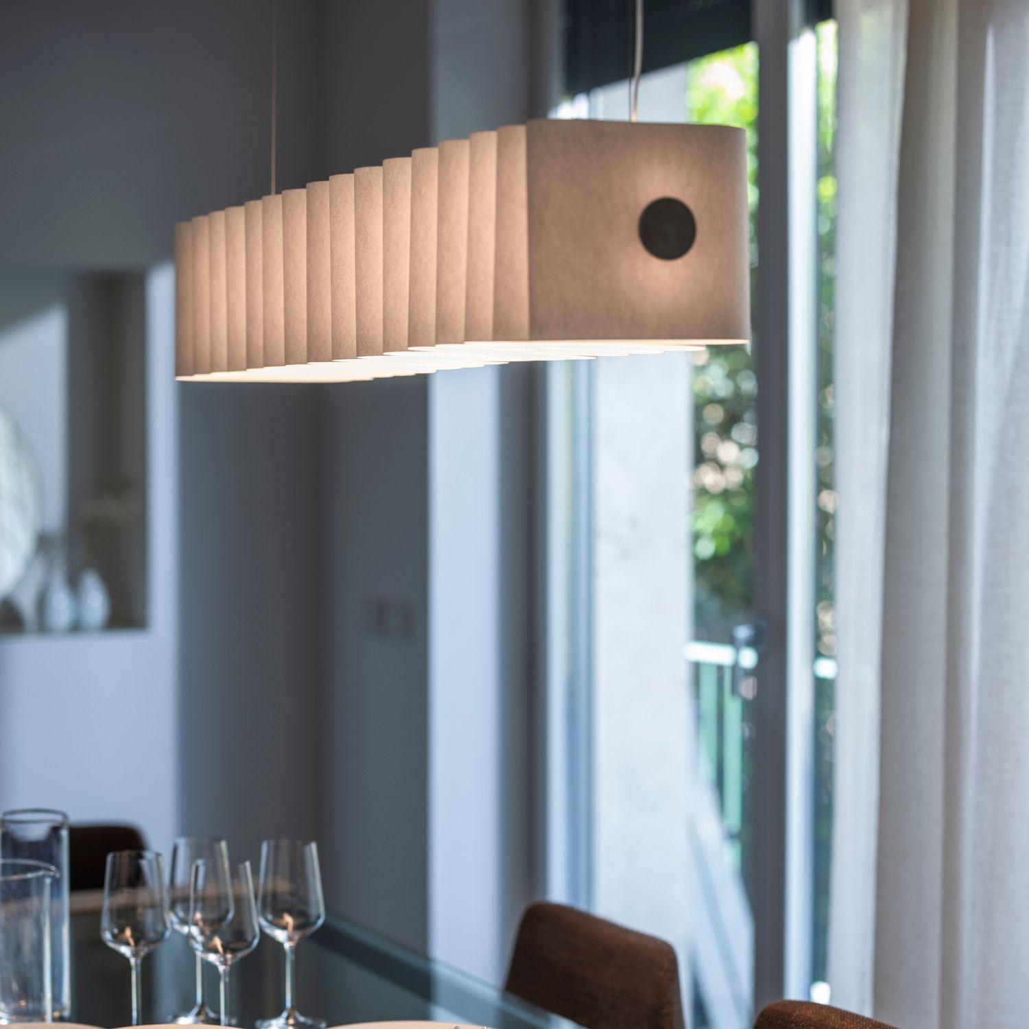 Lampada a sospensione in carta italiana 'Pli' per Foscarini

Creato dalla designer danese Felicia Arvid e prodotto da Foscarini, l'azienda italiana di illuminazione fondata a Venezia sulla leggendaria isola di Murano, dove generazioni di maestri