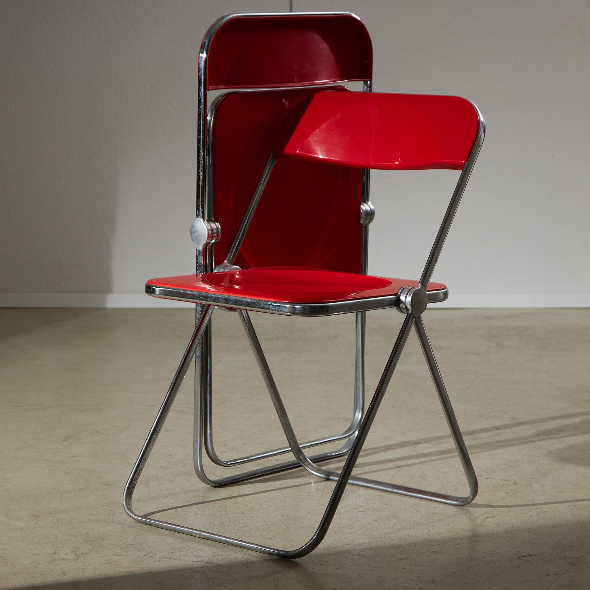 Die Einführung des Plia-Stuhls auf der Mailänder Möbelmesse 1967 markiert den Beginn einer neuen Ära, in deren Mittelpunkt Kunststoff steht. Der Designer Giancarlo Piretti hat den traditionellen Klappstuhl mit seinem innovativen