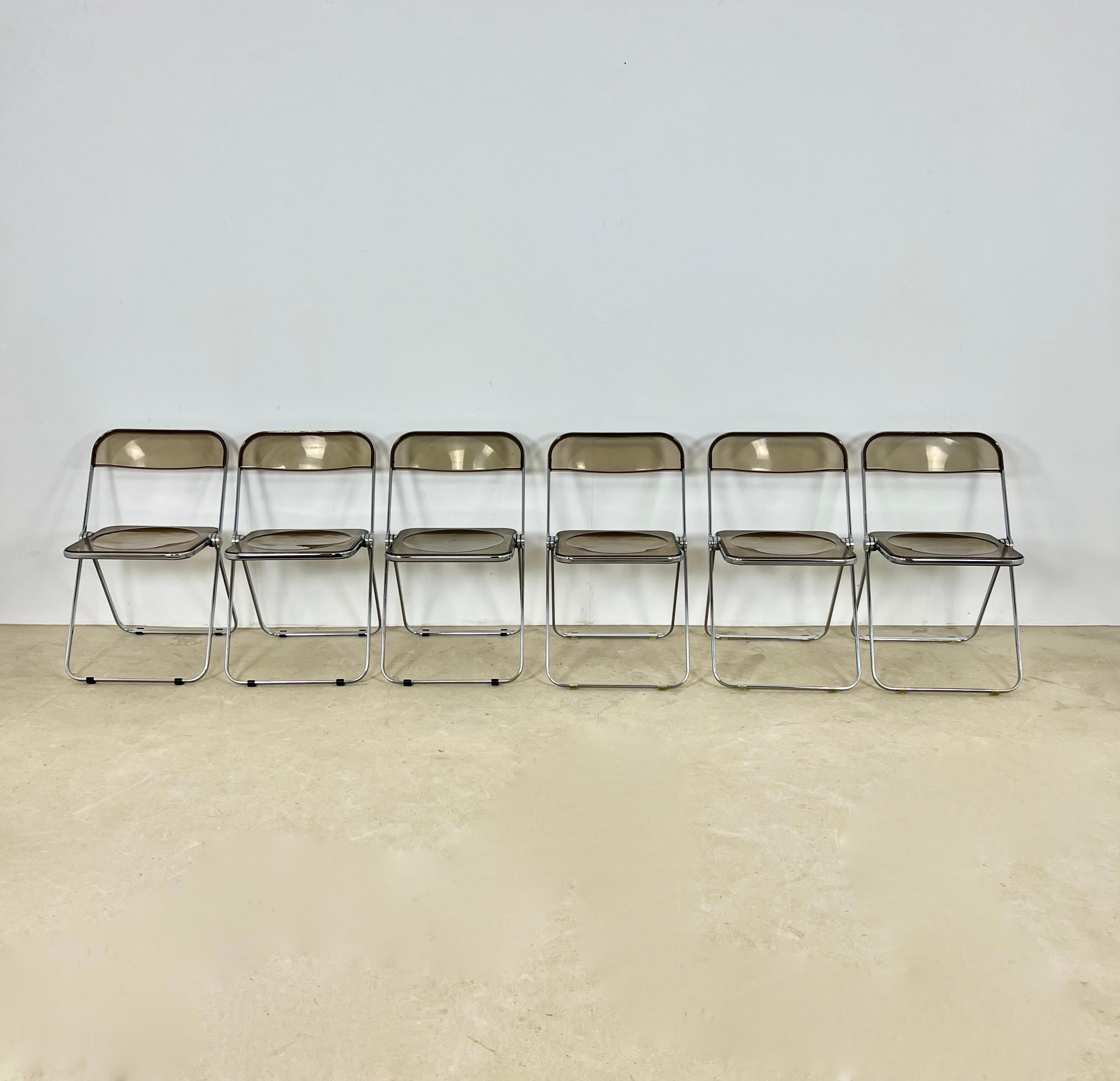 Set of 6 folding chairs in metal and plastic. Wear due to time and age of the chairs. Measure: Seat height 44cm.