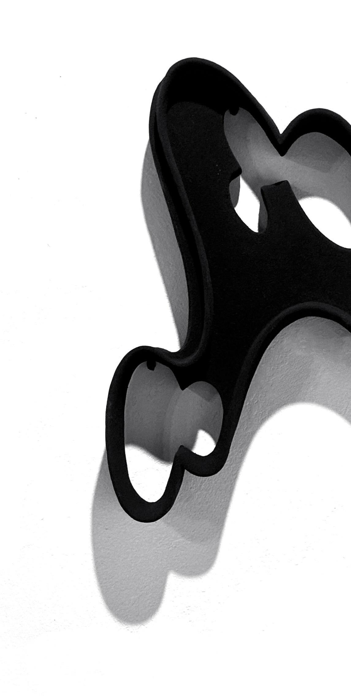 Objeto decorativo flexible de cerámica esmaltada negra by Ain Choi Posmoderno en venta