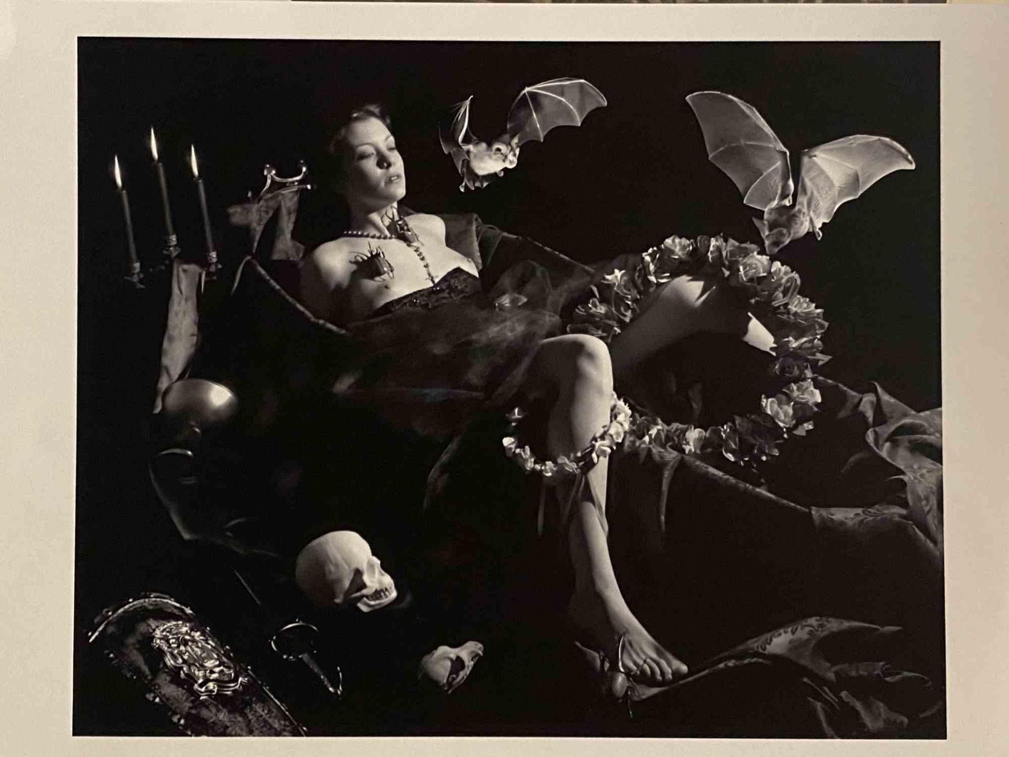 Vampiro es una fotografía original realizada por Plinio Martelli en la década de 2000.

La obra representa a una mujer vampiro.

Excelentes condiciones. Firmado a mano y titulado en el reverso de la obra.