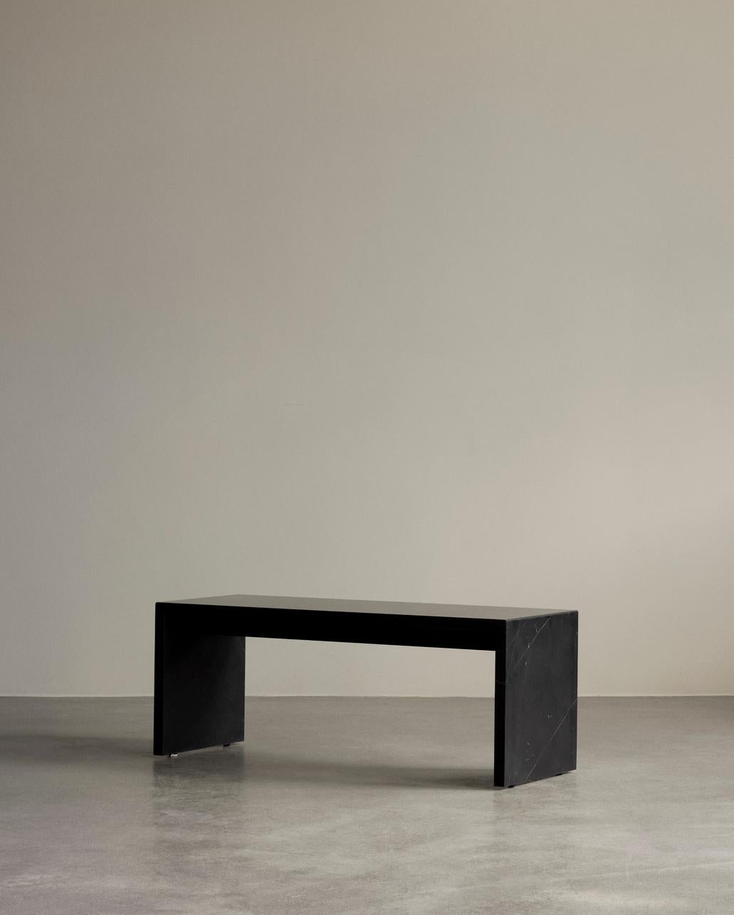 Plinth Bridge hat eine klassische Silhouette und eine moderne Materialanmutung. Das schlichte Design ist sowohl für den eigenständigen Gebrauch als auch für die Kombination mit den Podesten Plinth Grand und Plinth Low konzipiert - sie bilden eine