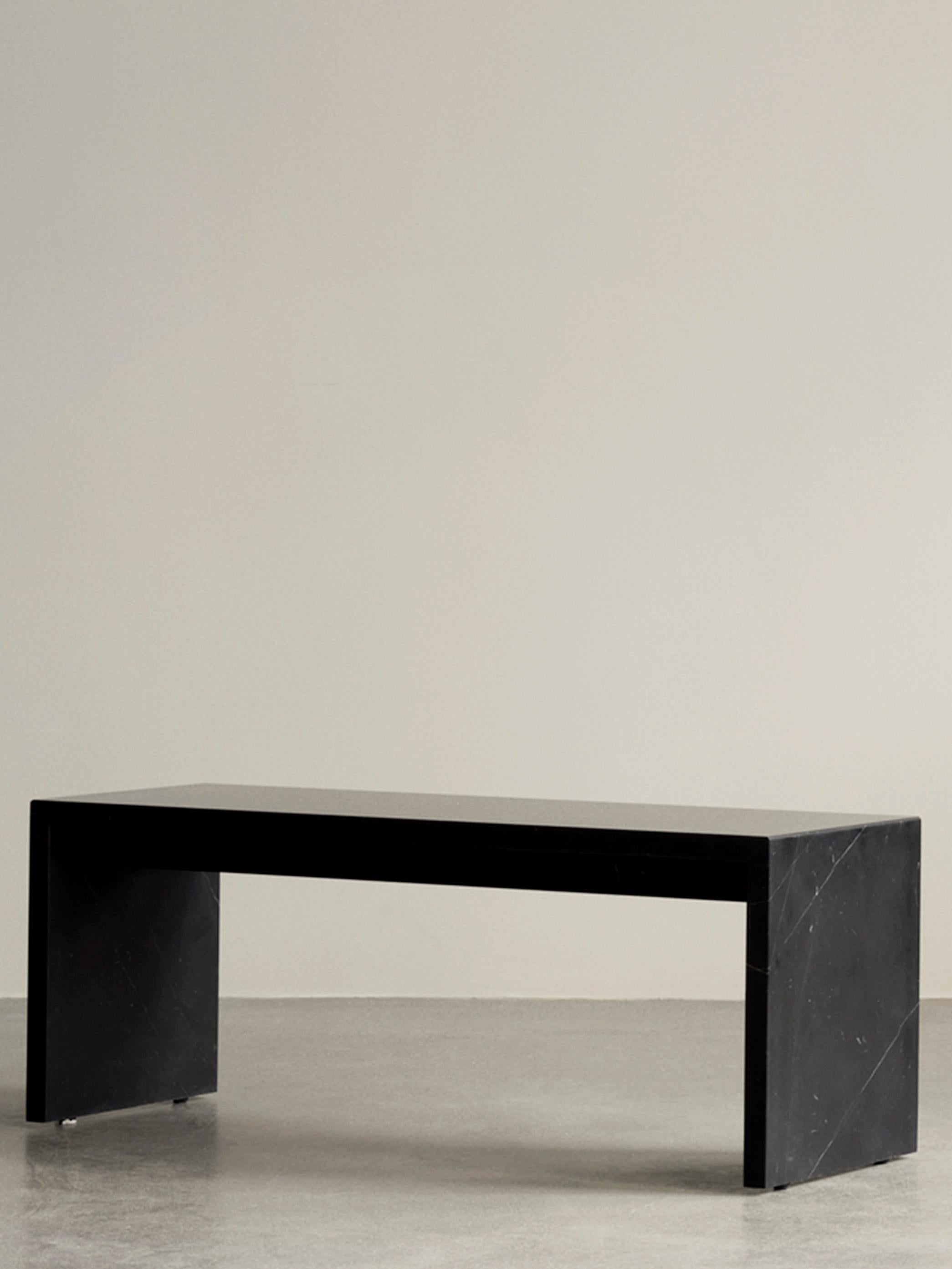 Plinth Bridge Lounge Tisch, Schwarz/Nero Marquina Marmor, Norm Architects für Audo (Stahl) im Angebot