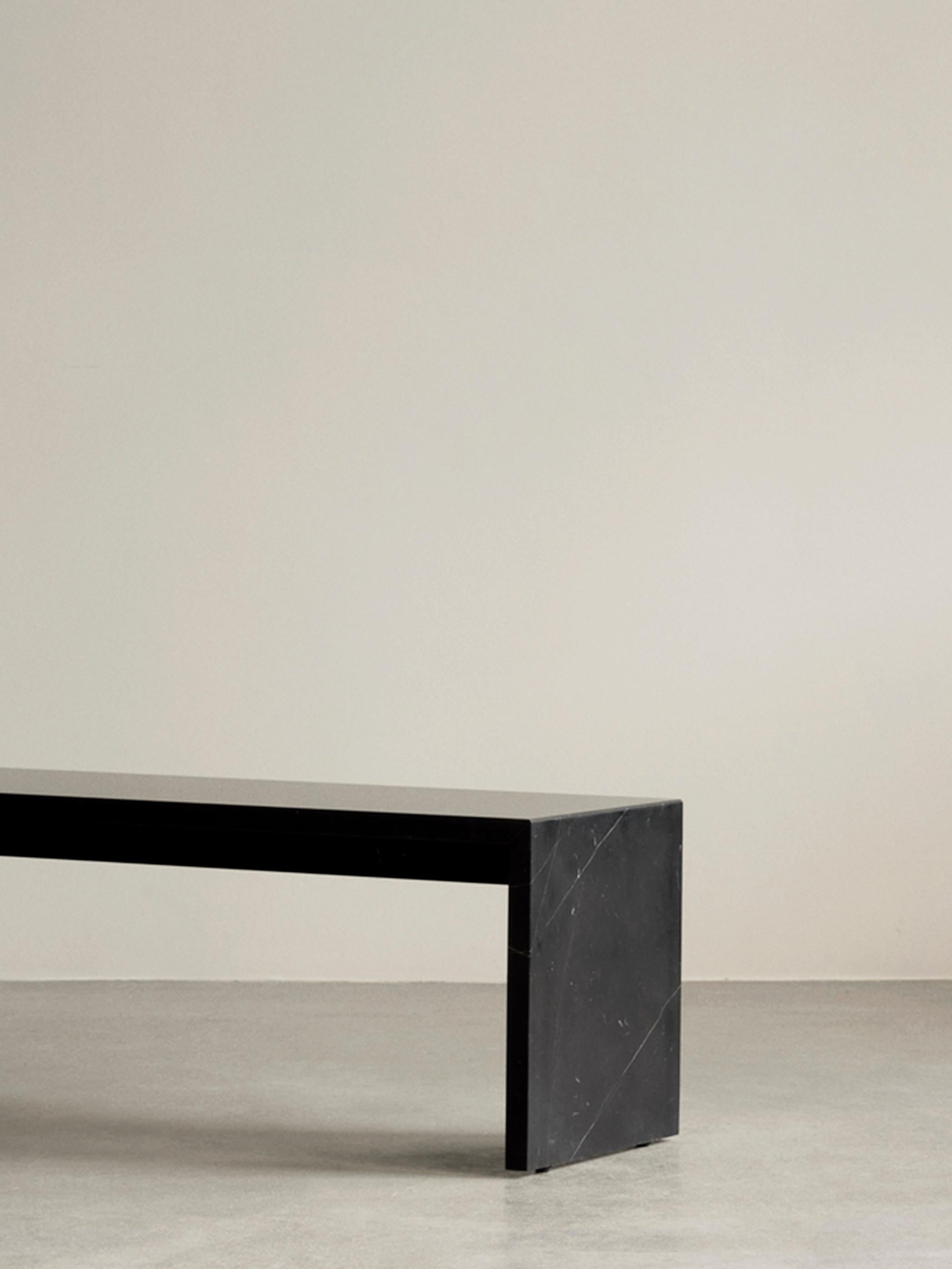 Plinth Bridge Lounge Tisch, Schwarz/Nero Marquina Marmor, Norm Architects für Audo im Angebot 1