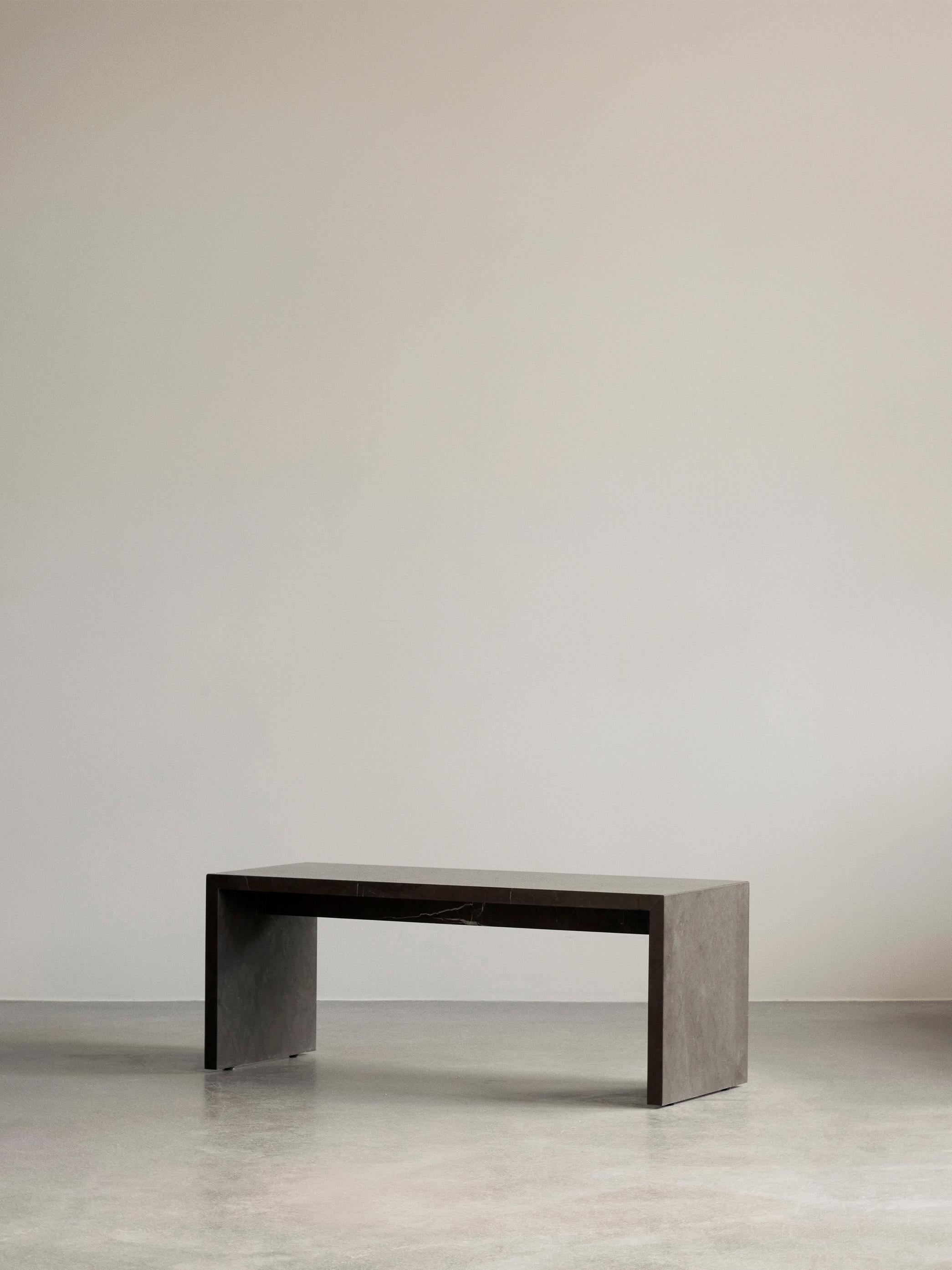 Plinth Bridge hat eine klassische Silhouette und eine moderne Materialanmutung. Das schlichte Design ist sowohl für den eigenständigen Gebrauch als auch für die Kombination mit den Podesten Plinth Grand und Plinth Low konzipiert - sie bilden eine