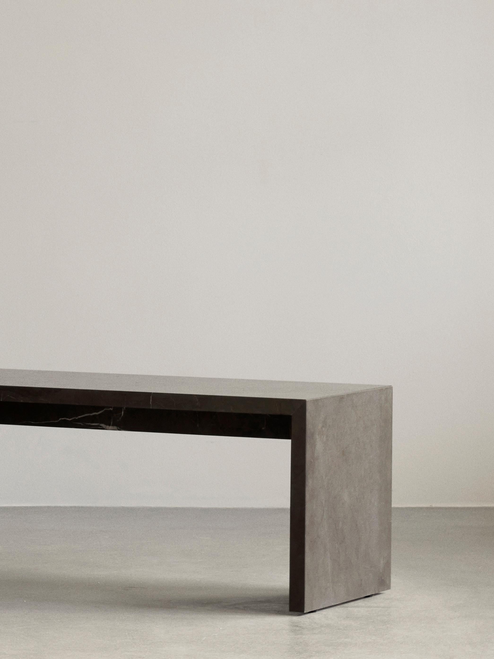 Plinth Bridge Loungetisch aus grauem, braunem Kendzo-Marmor - Norm Architects für Audo im Angebot 1
