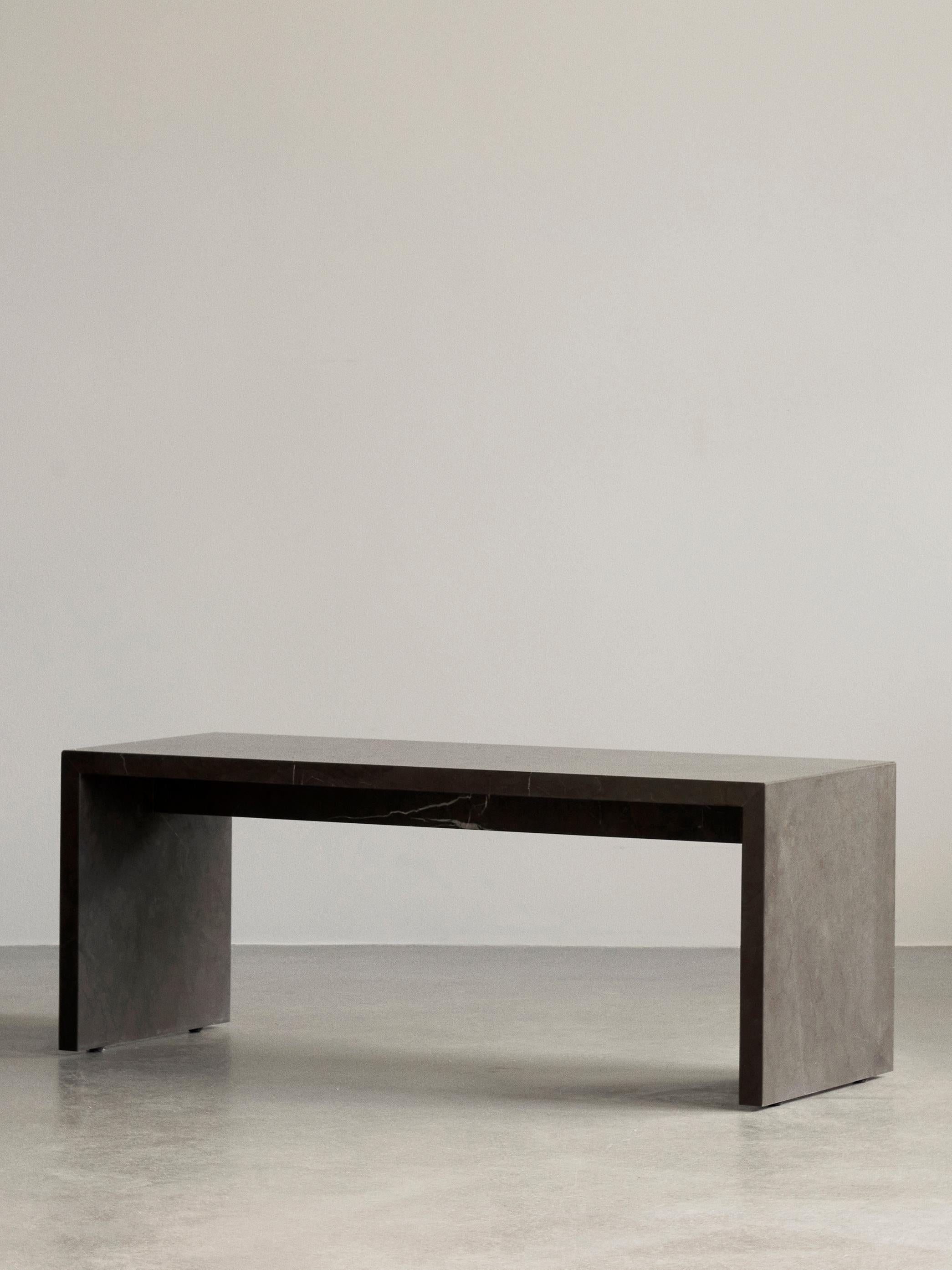 Plinth Bridge Loungetisch aus grauem, braunem Kendzo-Marmor - Norm Architects für Audo im Angebot 2