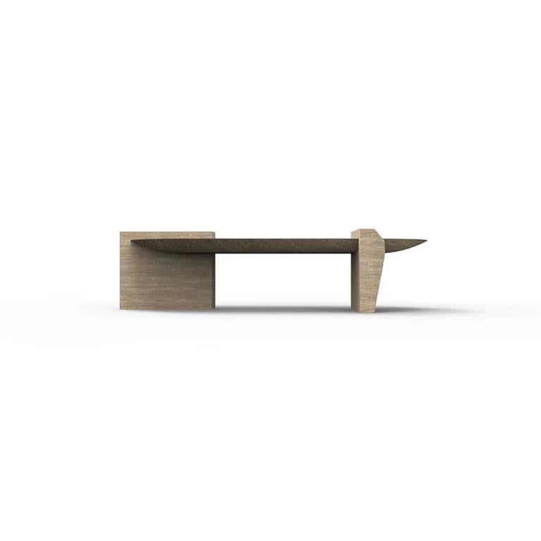 La table basse Plinth est une merveille architecturale, conçue pour apporter une présence audacieuse mais raffinée aux espaces de luxe contemporains. Fabriquée en pierre de première qualité, la silhouette à la fois élégante et dynamique présente un