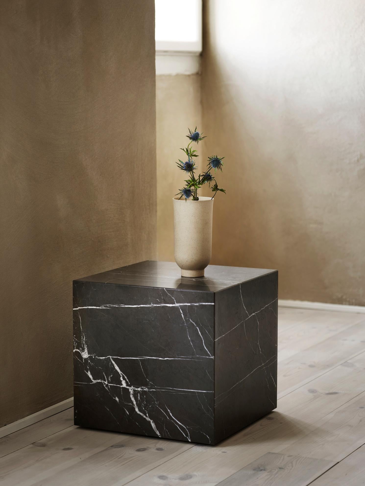 Mesa auxiliar cúbica Plinth, mármol negro Marquina, de Norm Architects para Audo en venta 1