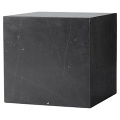 Mesa auxiliar cúbica Plinth, mármol negro Marquina, de Norm Architects para Audo