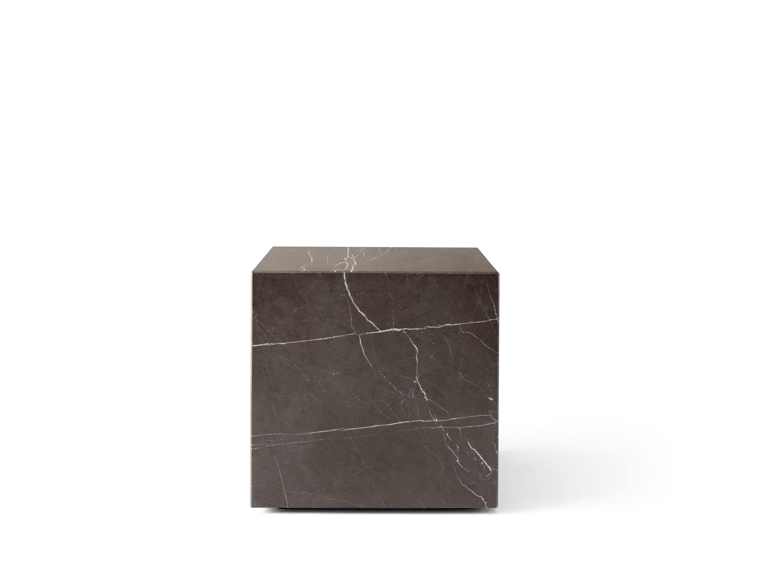 Scandinave moderne Table d'appoint Plinth Cubic, Grey Marble Kendzo, par Norm Architects pour Audo en vente