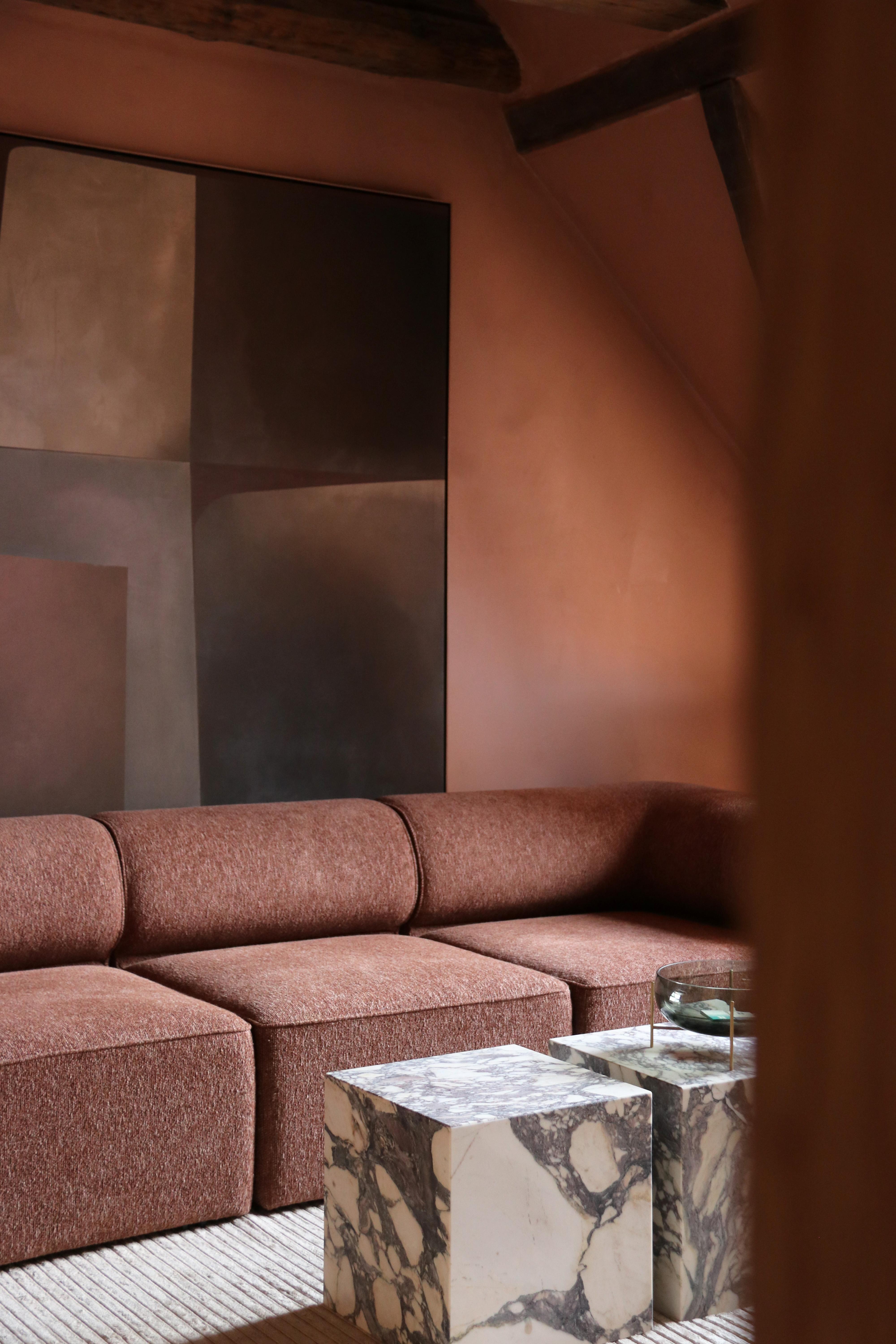 Mesa auxiliar cúbica Plinth, mármol rosa Calacatta Viola- de Norm Architects para Audo Escandinavo moderno en venta