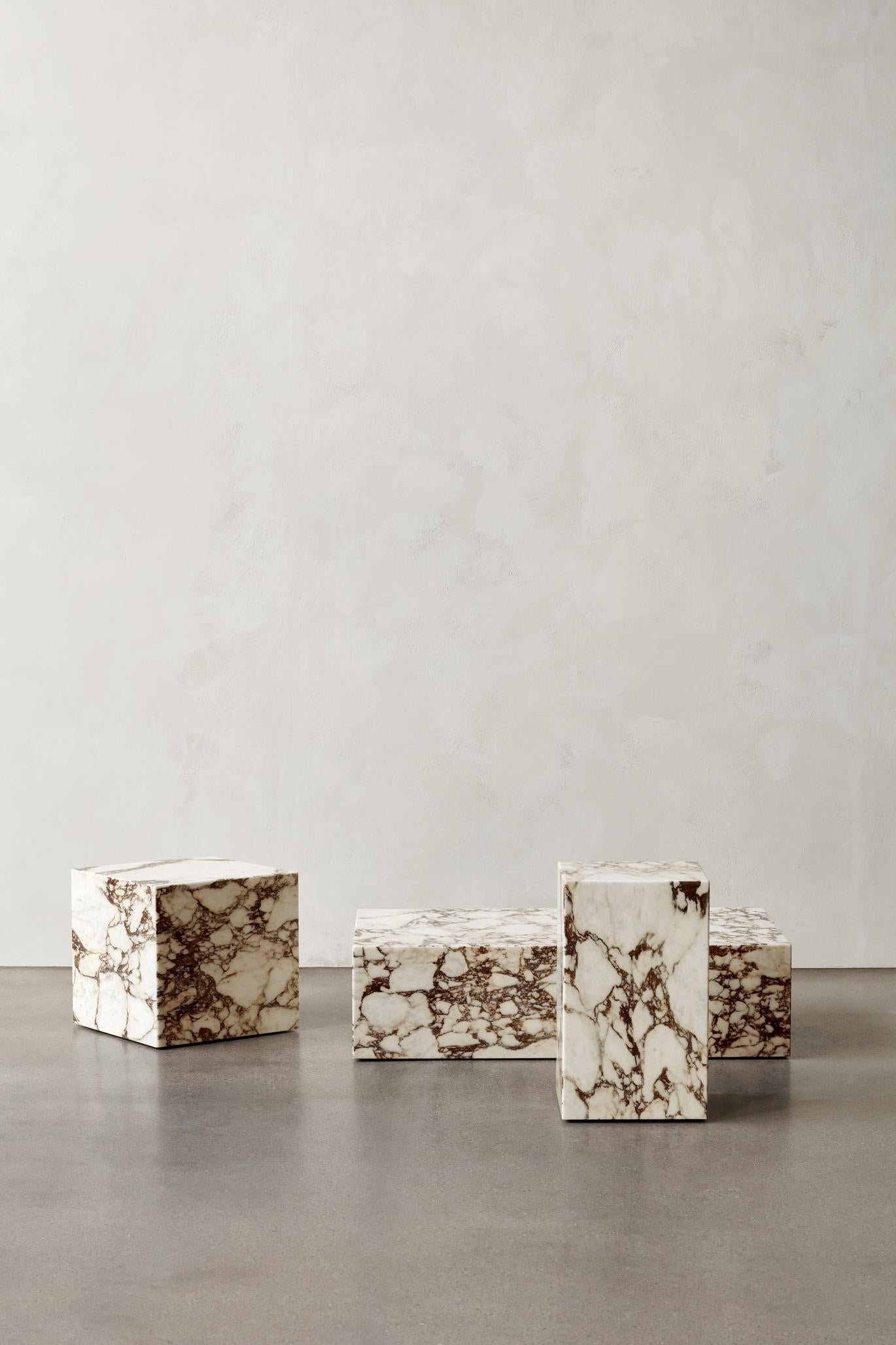 Mesa auxiliar cúbica Plinth, mármol rosa Calacatta Viola- de Norm Architects para Audo Siglo XXI y contemporáneo en venta