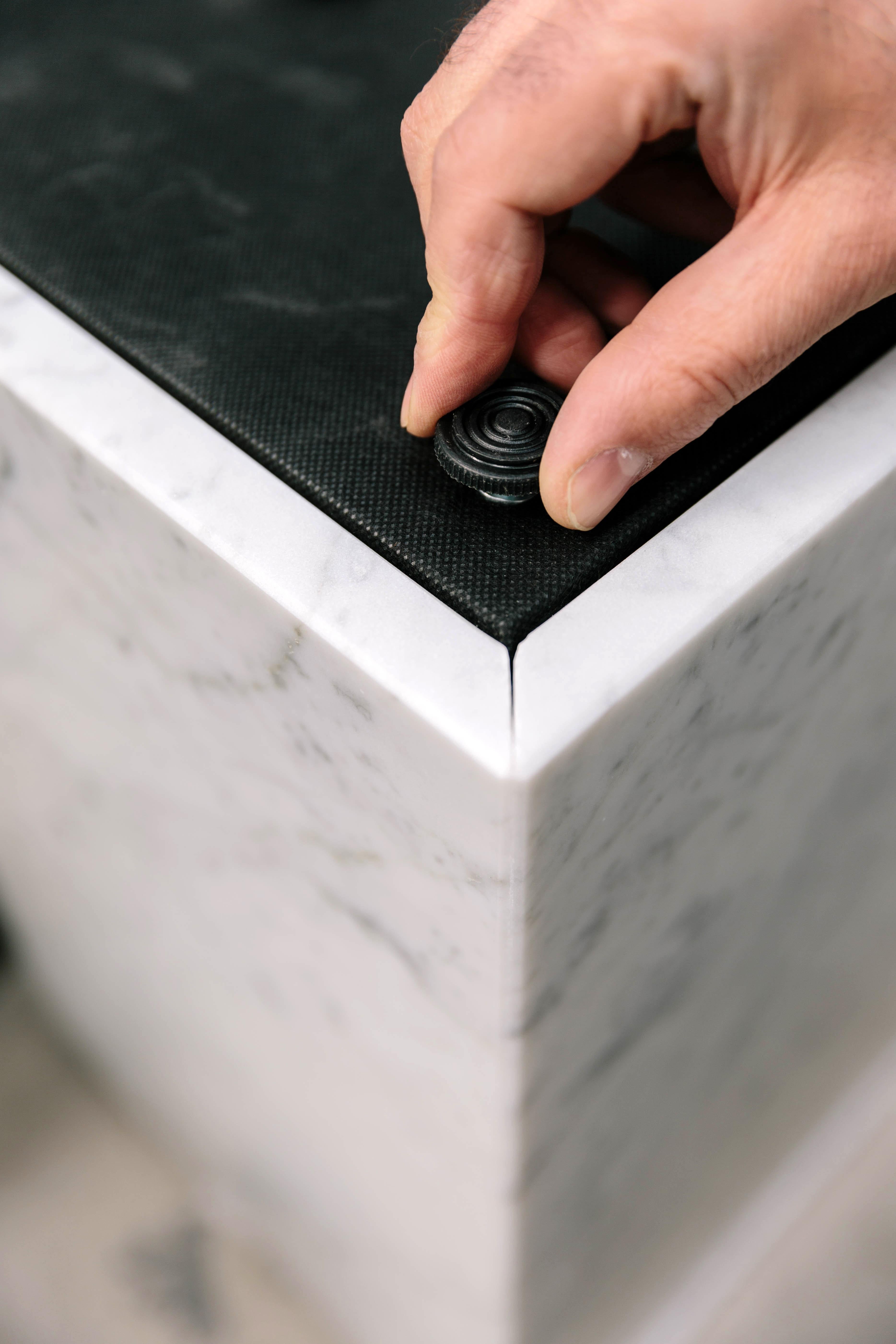 Mesa auxiliar Plinth Cubic, mármol blanco de Carrara, de Norm Architects para Audo en venta 4
