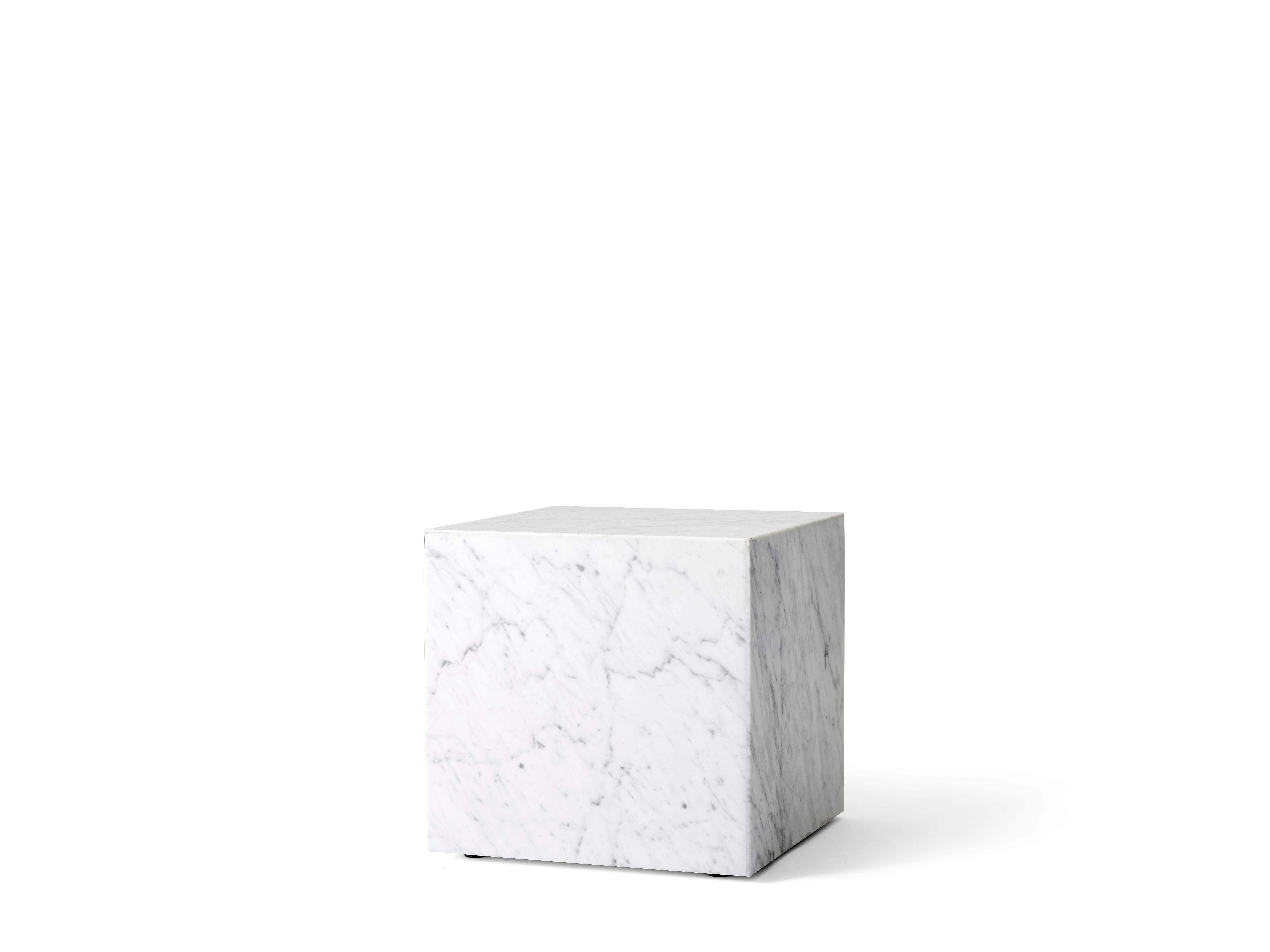 Mesa auxiliar Plinth Cubic, mármol blanco de Carrara, de Norm Architects para Audo Escandinavo moderno en venta
