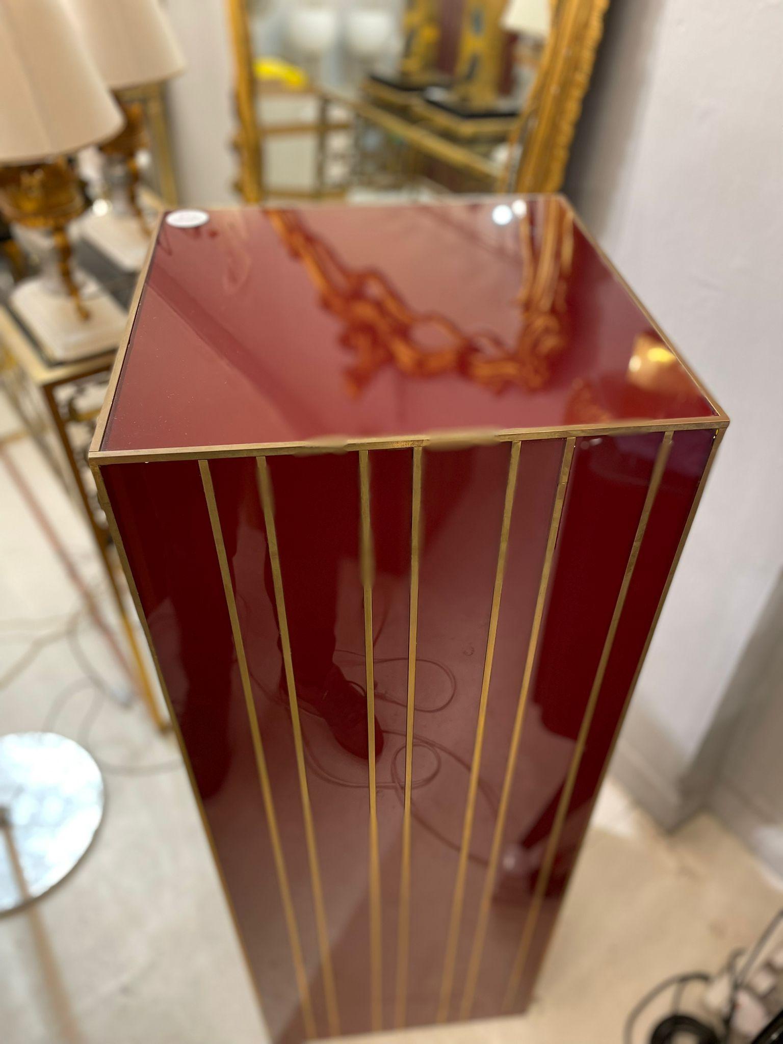 Plinth in Bordeaux Color Glass and Brass Decorations, Italy 1980s In Good Condition For Sale In London, GB