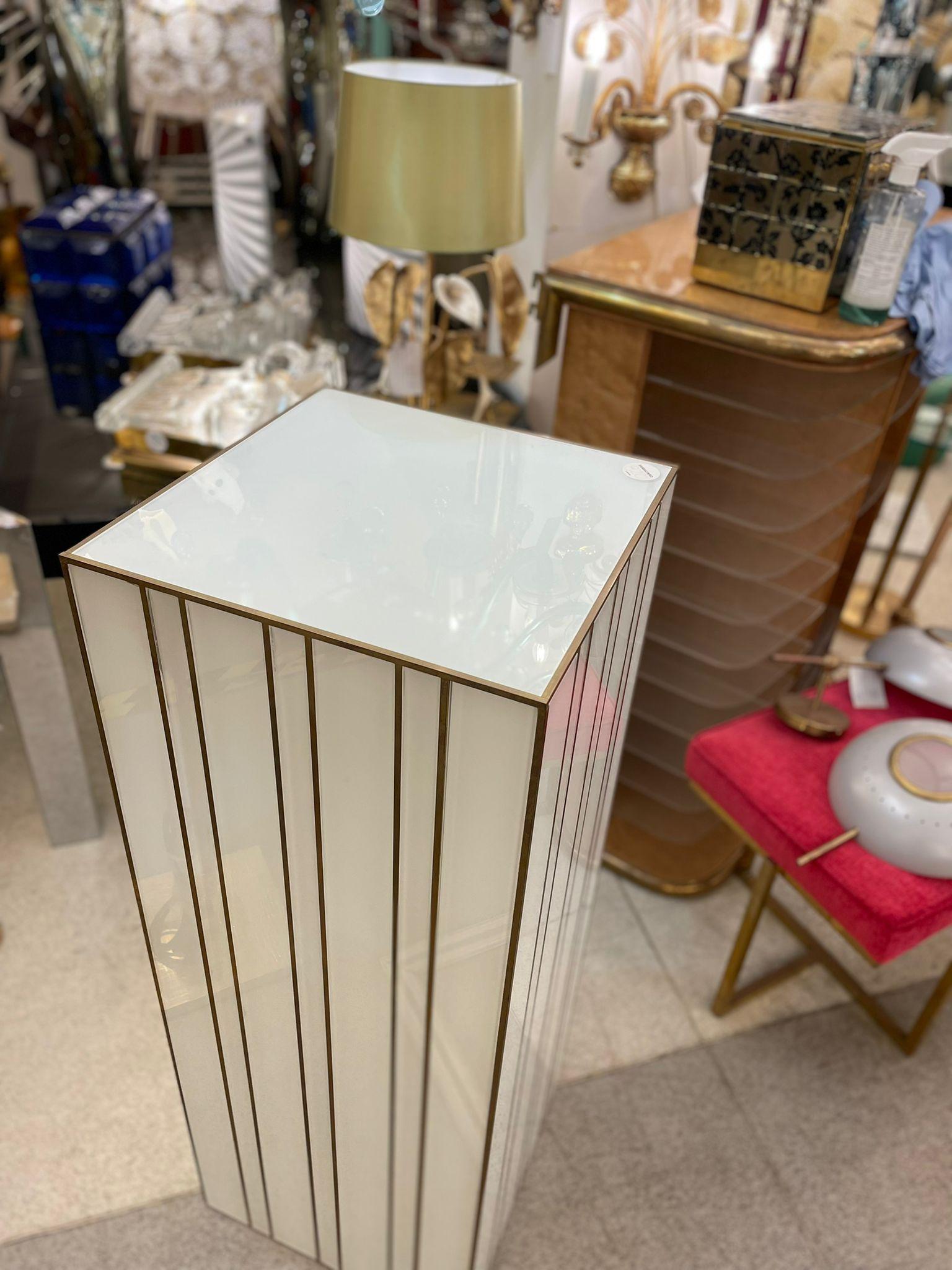 Plinth in White Glass and Brass Decorations, Italy, 1980s In Good Condition For Sale In London, GB