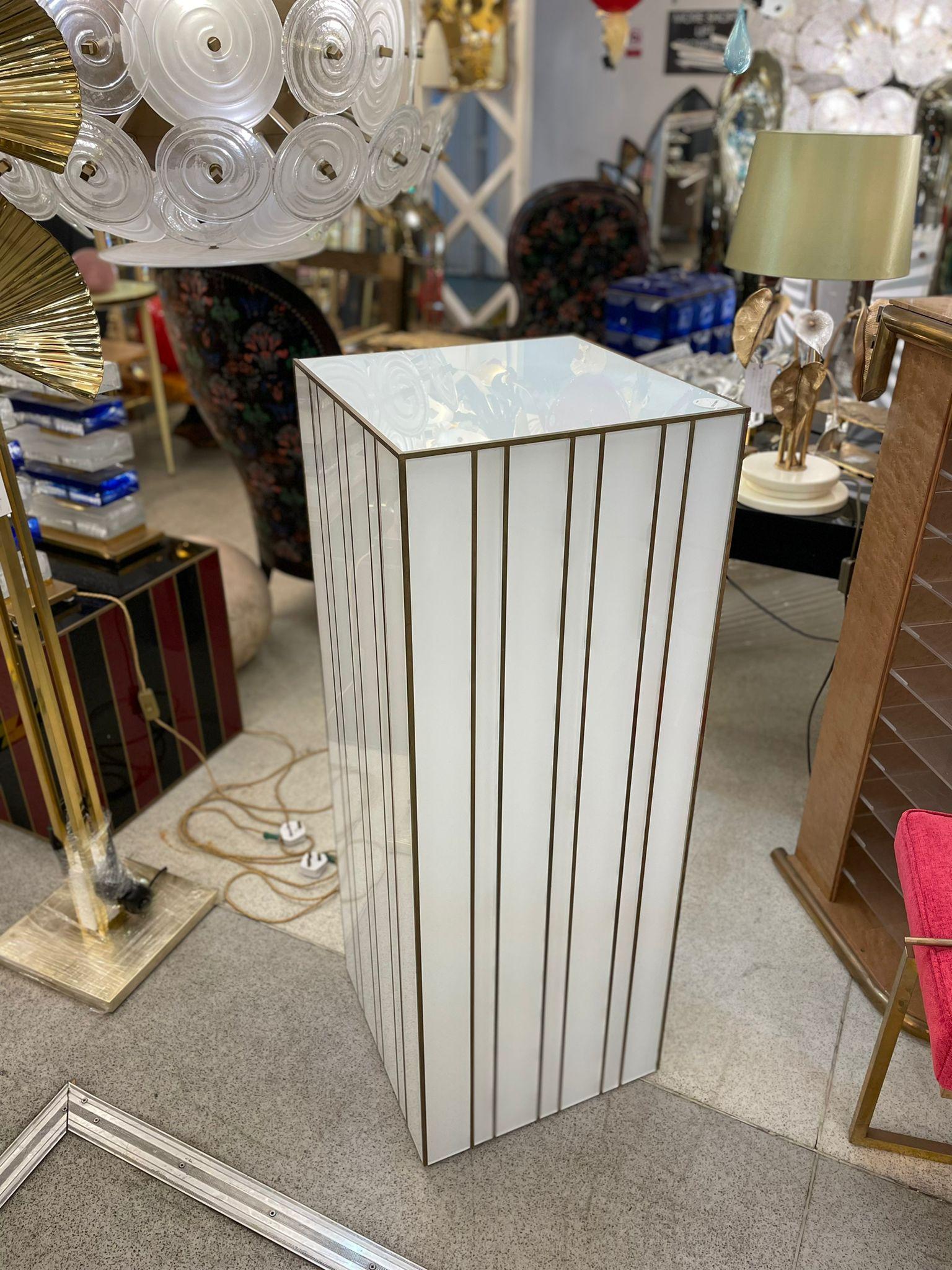 Plinth in White Glass and Brass Decorations, Italy, 1980s For Sale 1