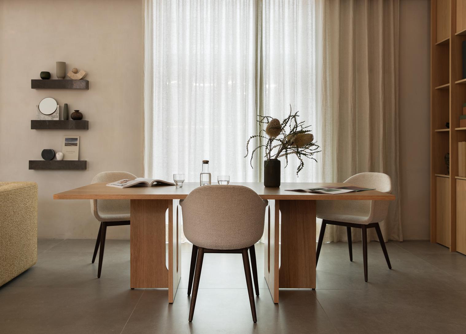 Das minimalistische Profil des Plinth Shelf ist entweder aus grauem Kendzo-Marmor oder aus Kunis Breccia-Stein geformt. Der geschliffene Marmor und der Stein vermitteln einen Hauch von Raffinesse und Eleganz, der jeden Raum aufwertet. Das ebenso