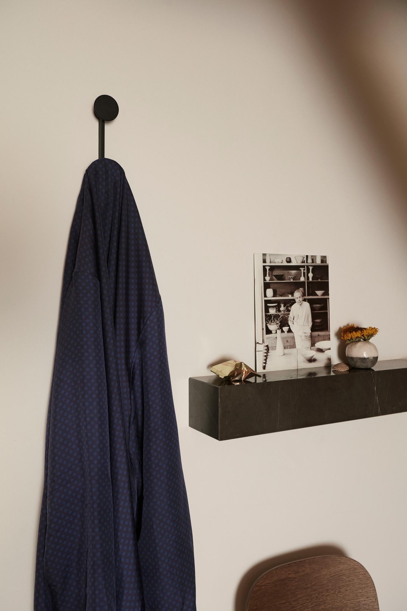 Sockelregal aus grauem Marmor Kendzo von Norm Architects für Audo im Angebot 1
