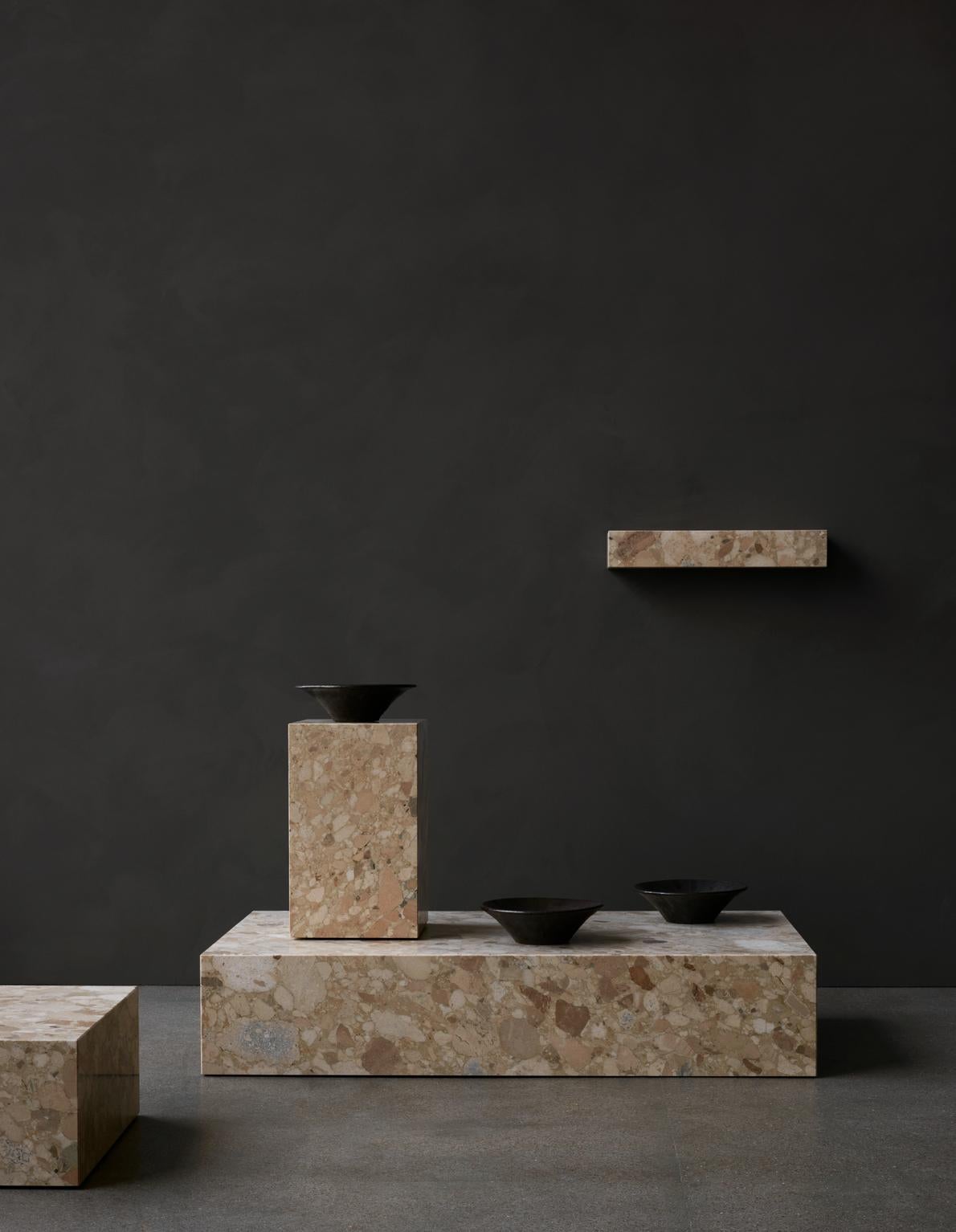 Sockelregal aus Sand Kunis Breccia Marmor von Norm Architects für Audo (21. Jahrhundert und zeitgenössisch) im Angebot